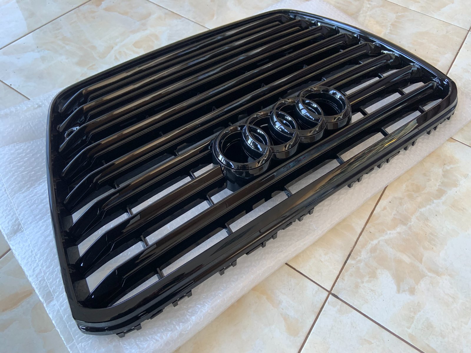 Audi A8 D4 Centrinės grotelės