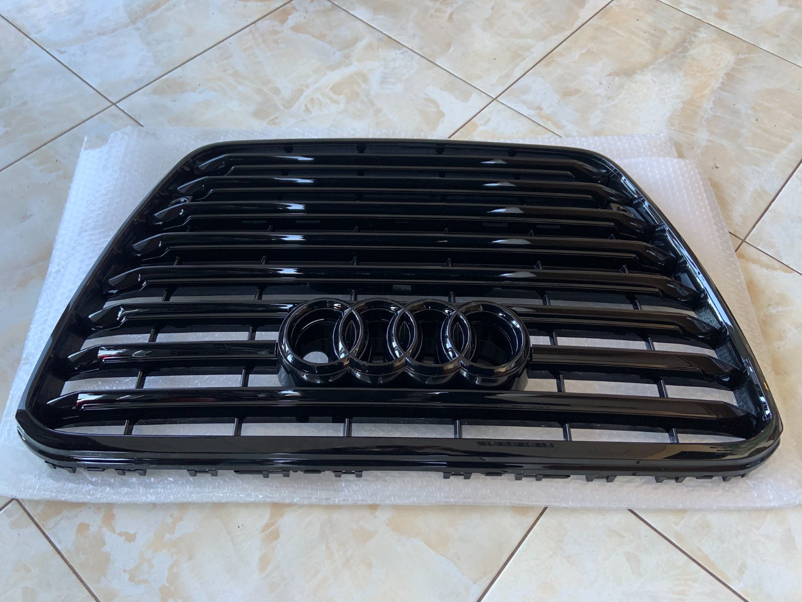 Audi A8 D4 Centrinės grotelės