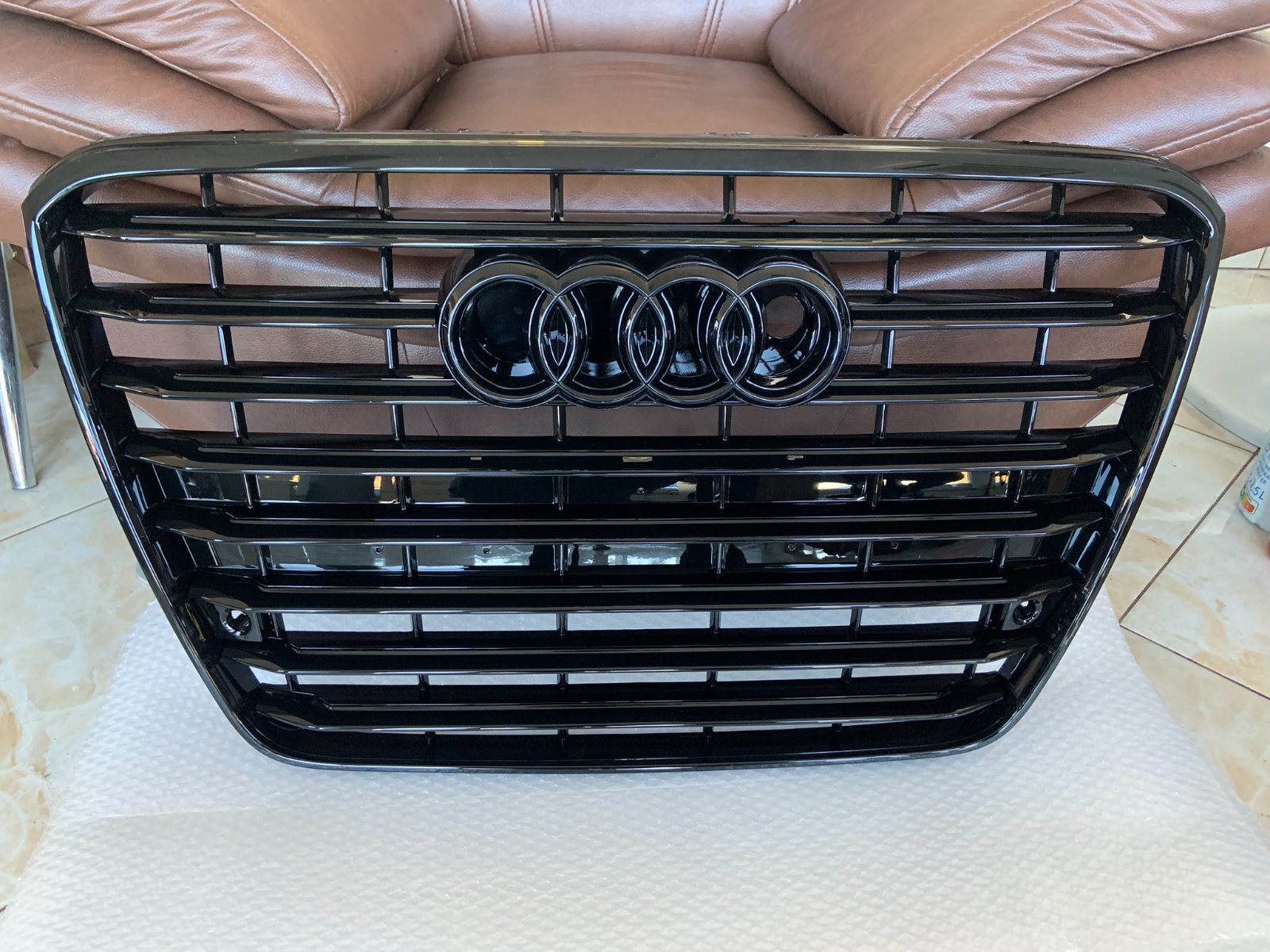 Audi A8 D4 Centrinės grotelės