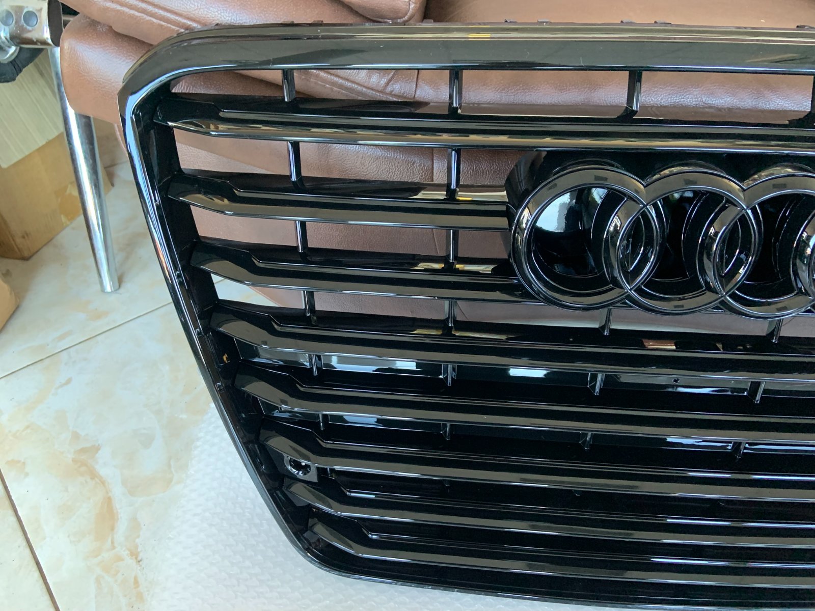Audi A8 D4 Centrinės grotelės