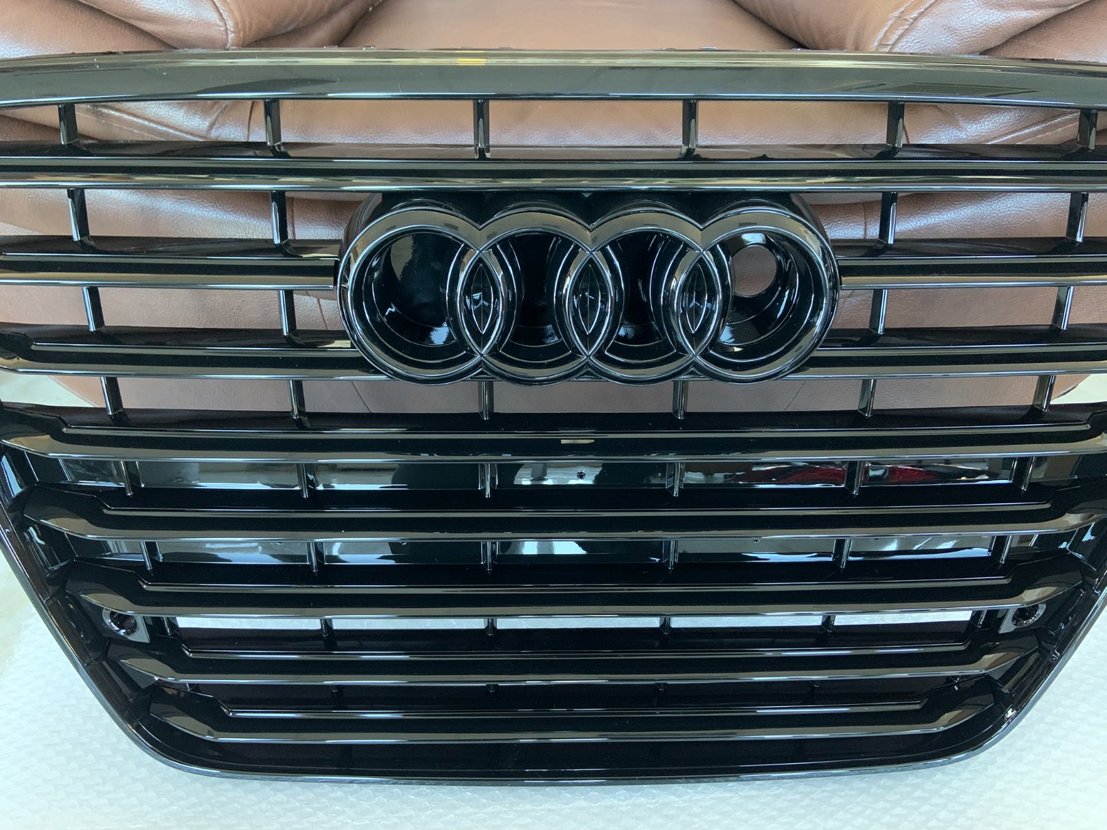 Audi A8 D4 Centrinės grotelės