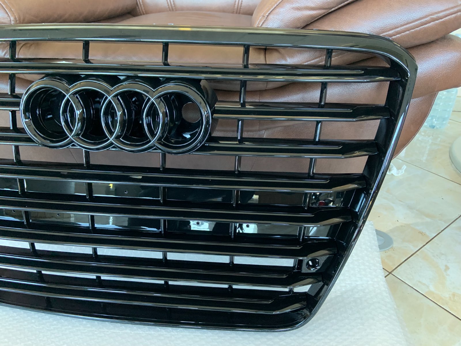 Audi A8 D4 Centrinės grotelės