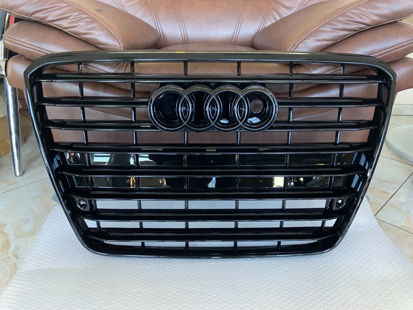 Audi A8 D4 Centrinės grotelės