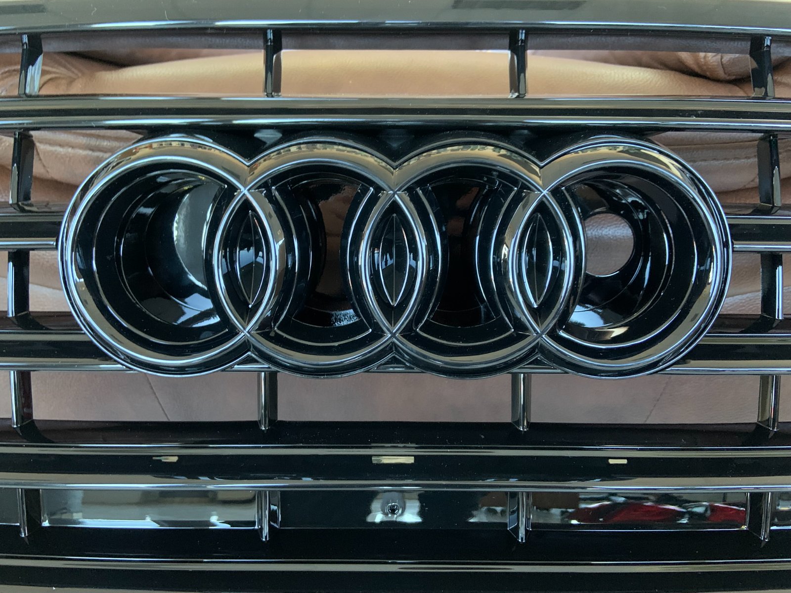 Audi A8 D4 Centrinės grotelės