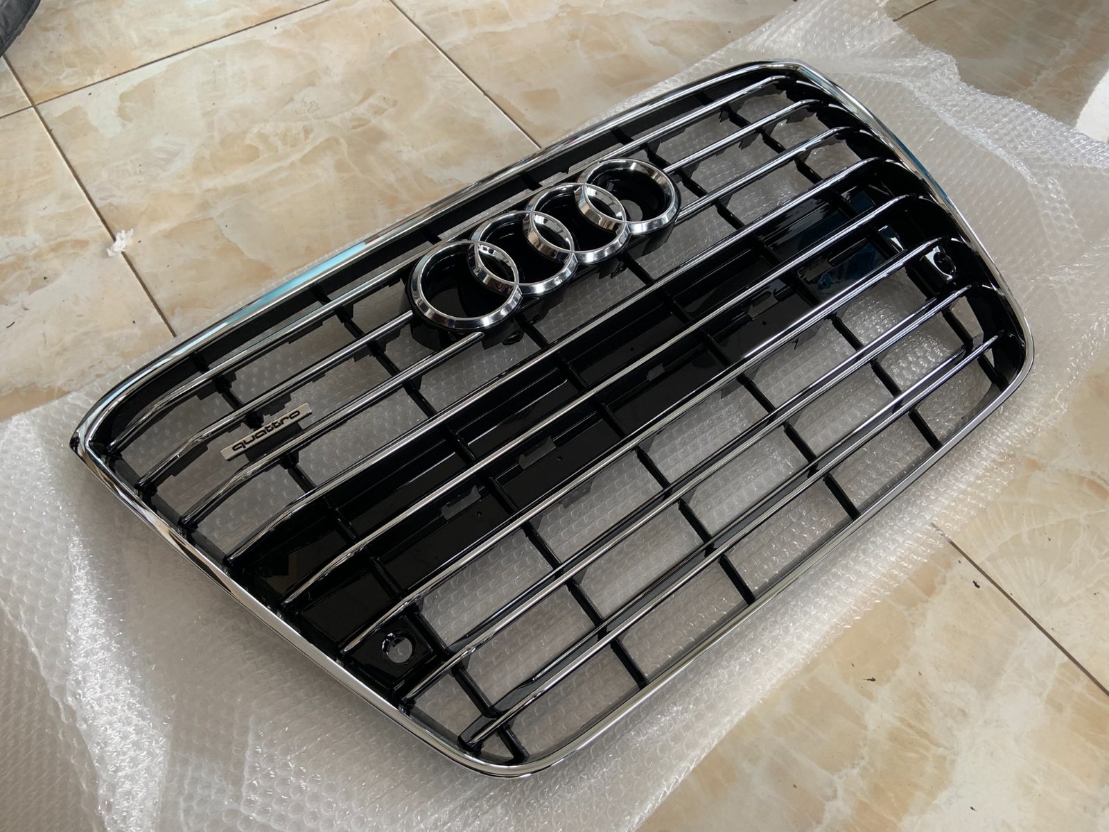 Audi A8 D4 Centrinės grotelės