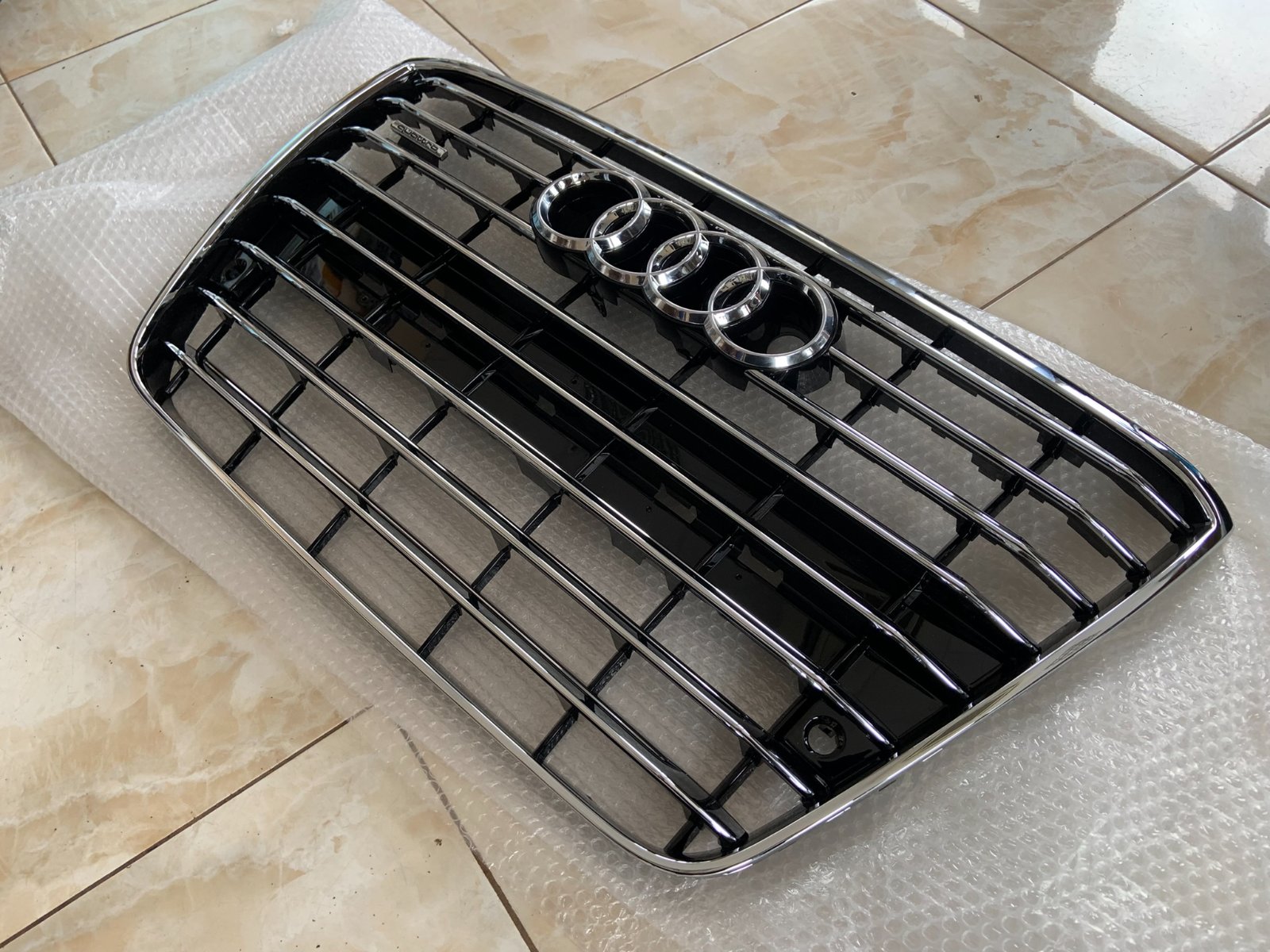 Audi A8 D4 Centrinės grotelės