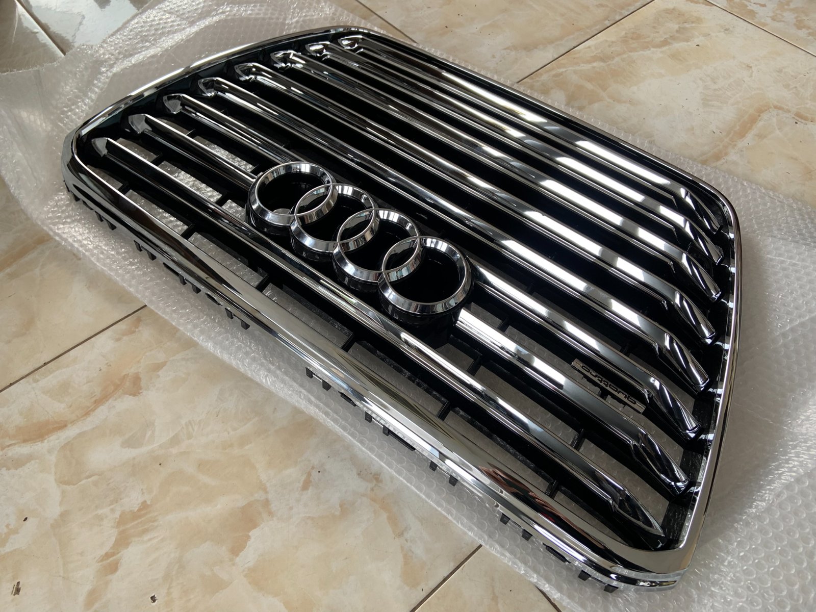 Audi A8 D4 Centrinės grotelės