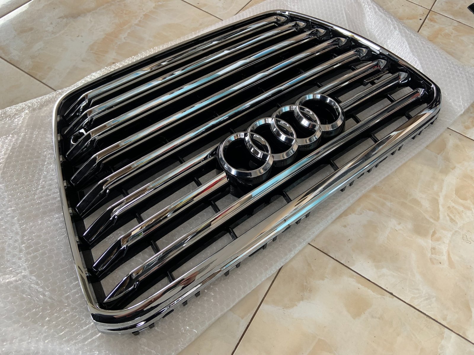 Audi A8 D4 Centrinės grotelės