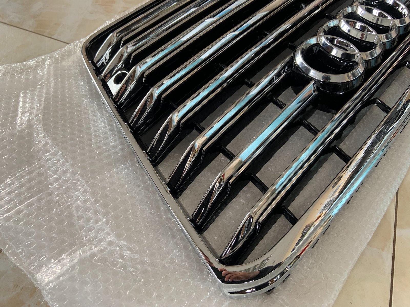 Audi A8 D4 Centrinės grotelės
