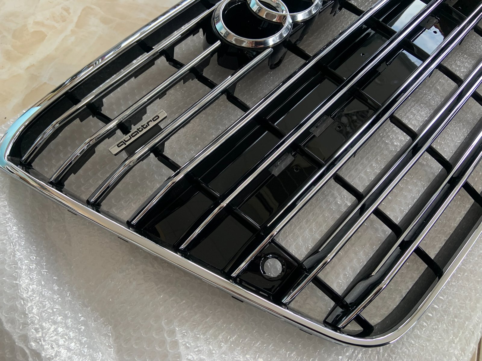 Audi A8 D4 Centrinės grotelės