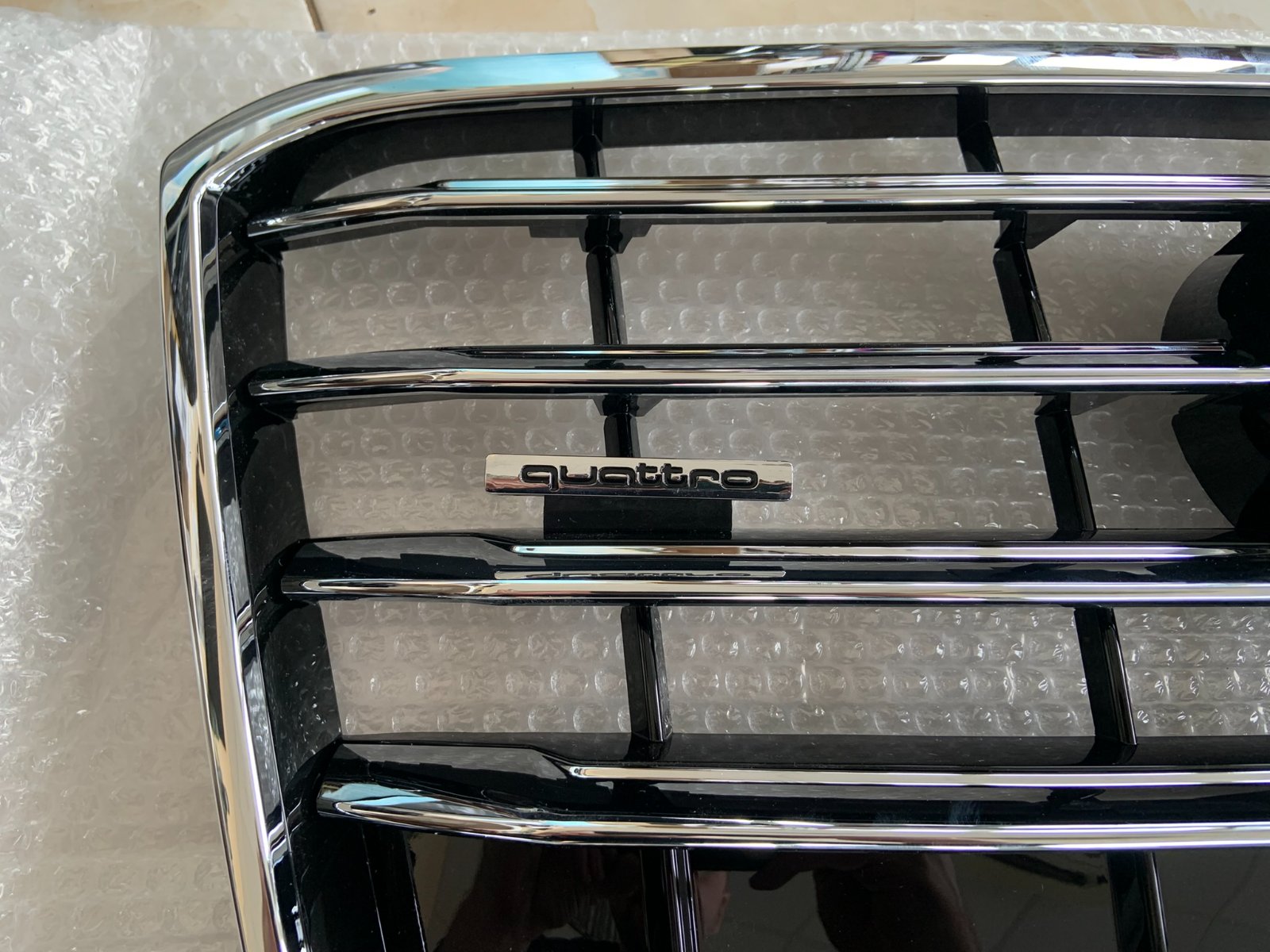Audi A8 D4 Centrinės grotelės