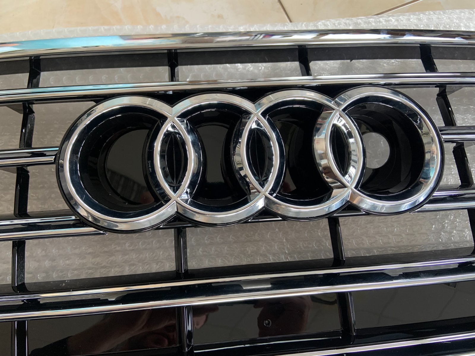Audi A8 D4 Centrinės grotelės