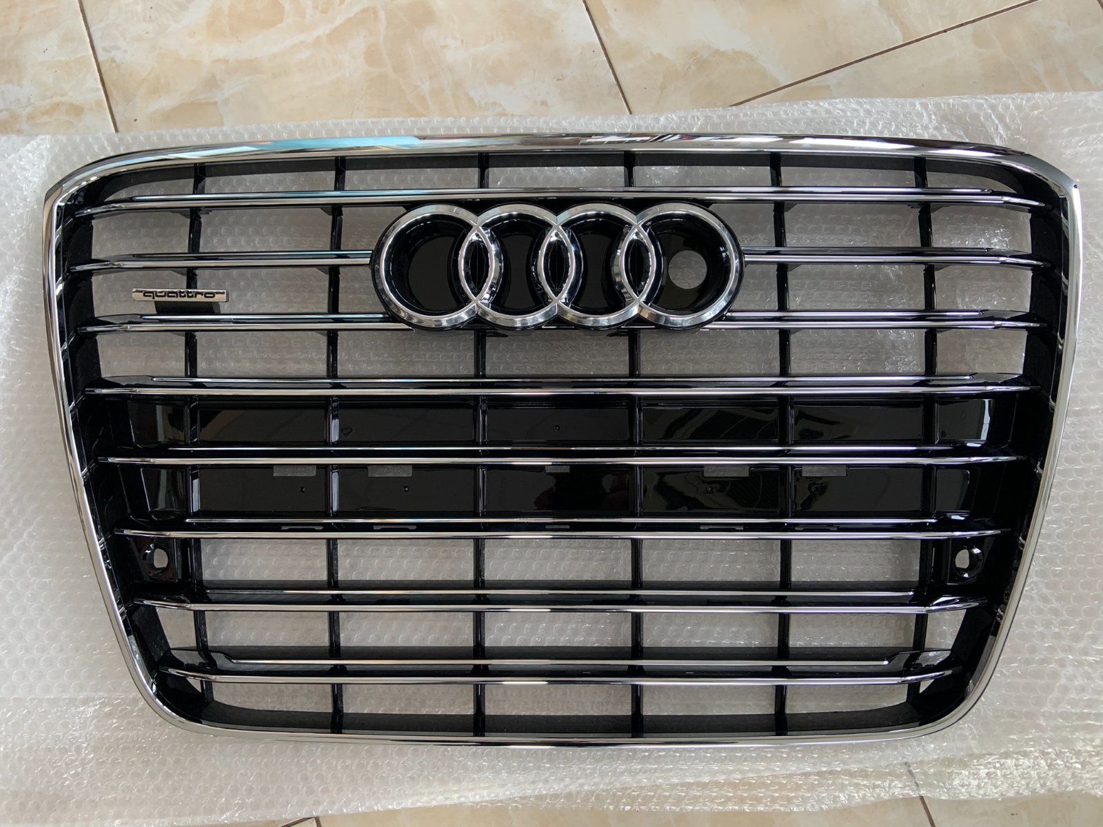 Audi A8 D4 Centrinės grotelės