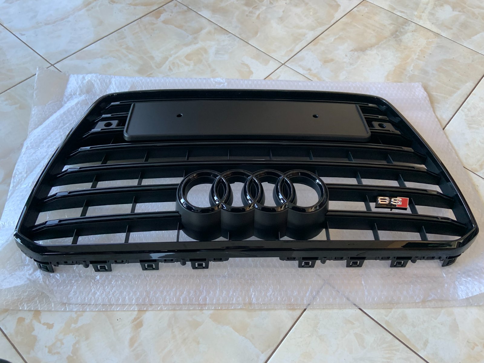 Audi A8 S8 D4.5 Centrinės grotelės