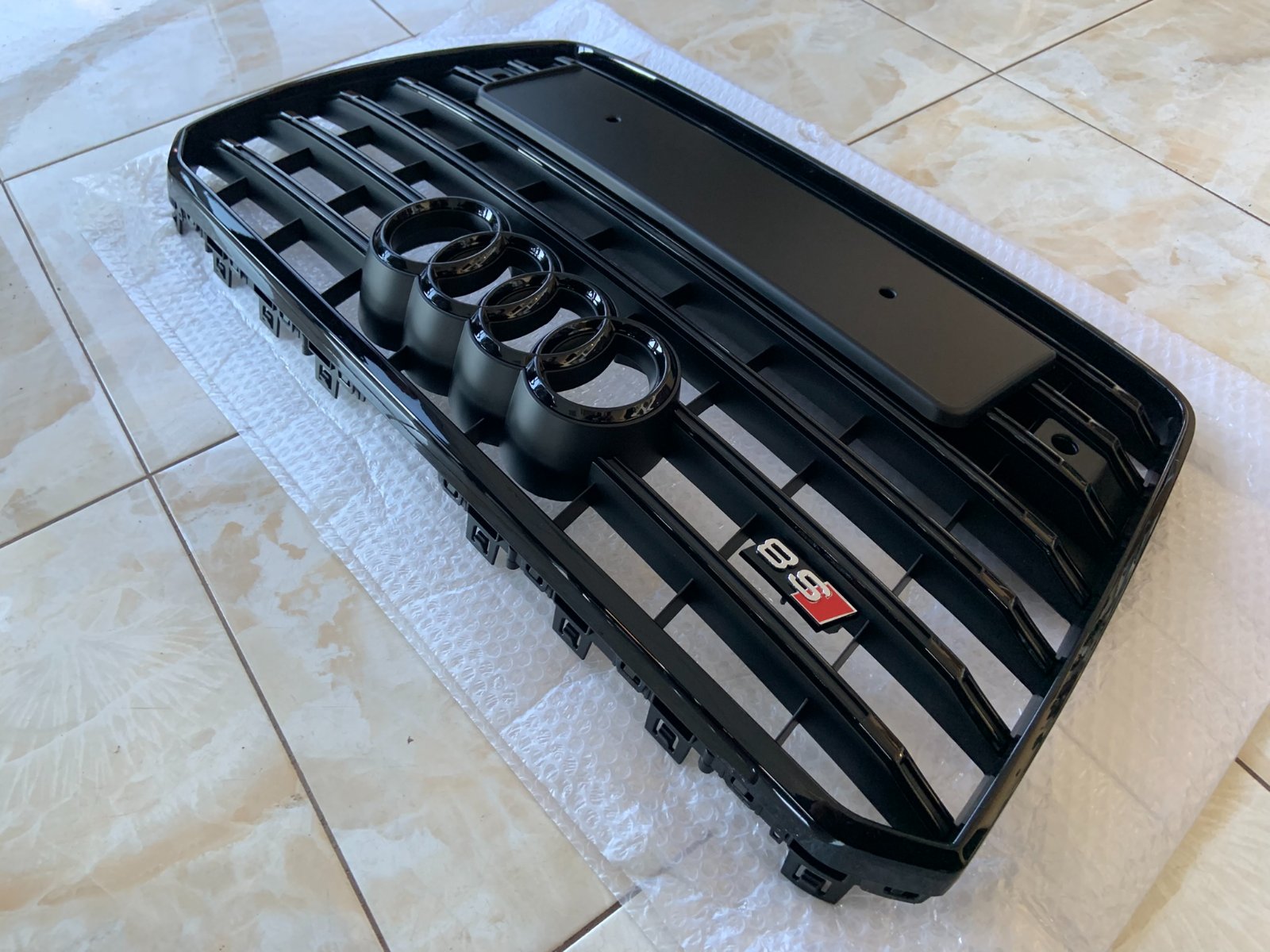 Audi A8 S8 D4.5 Centrinės grotelės