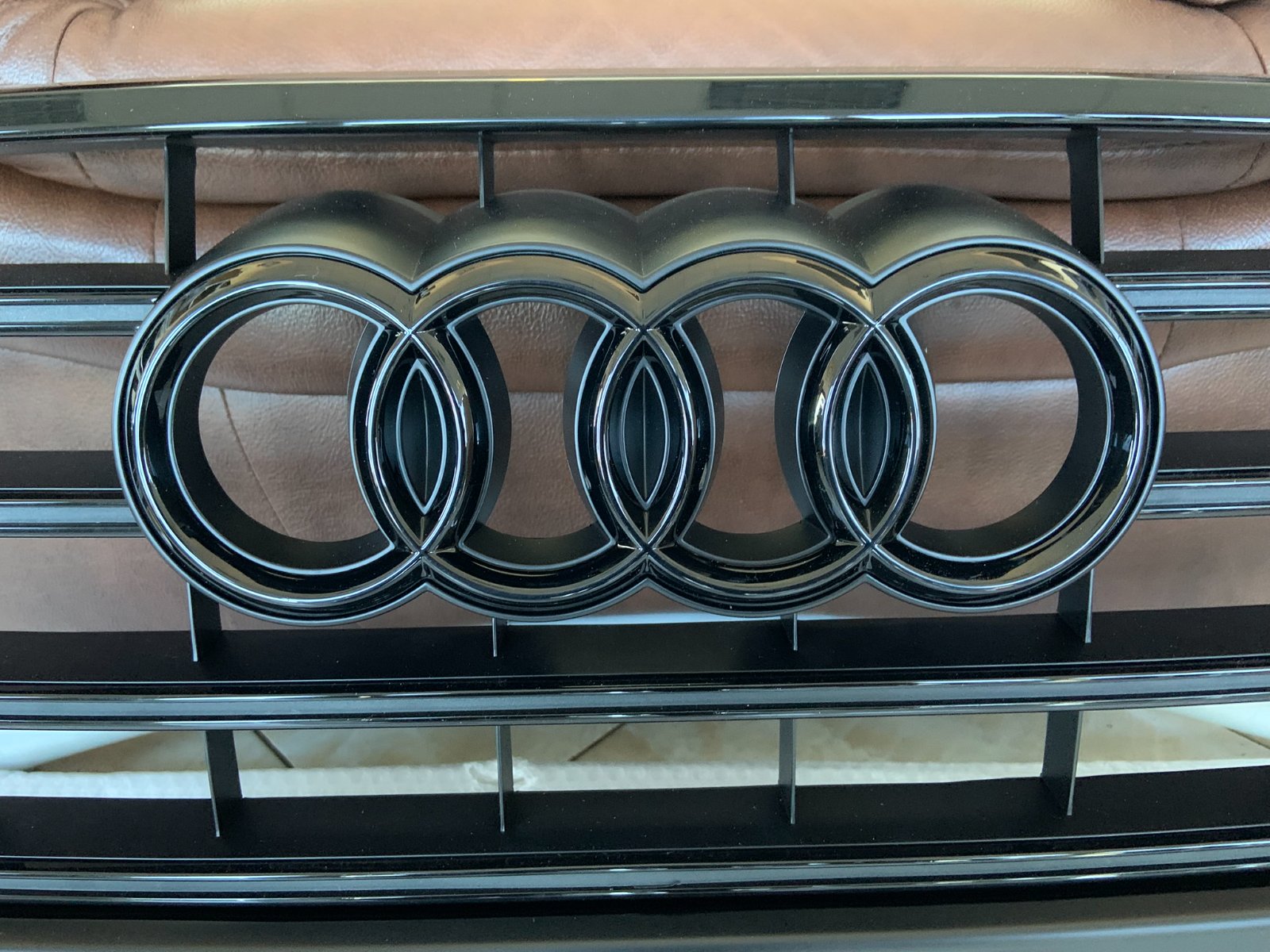 Audi A8 S8 D4.5 Centrinės grotelės