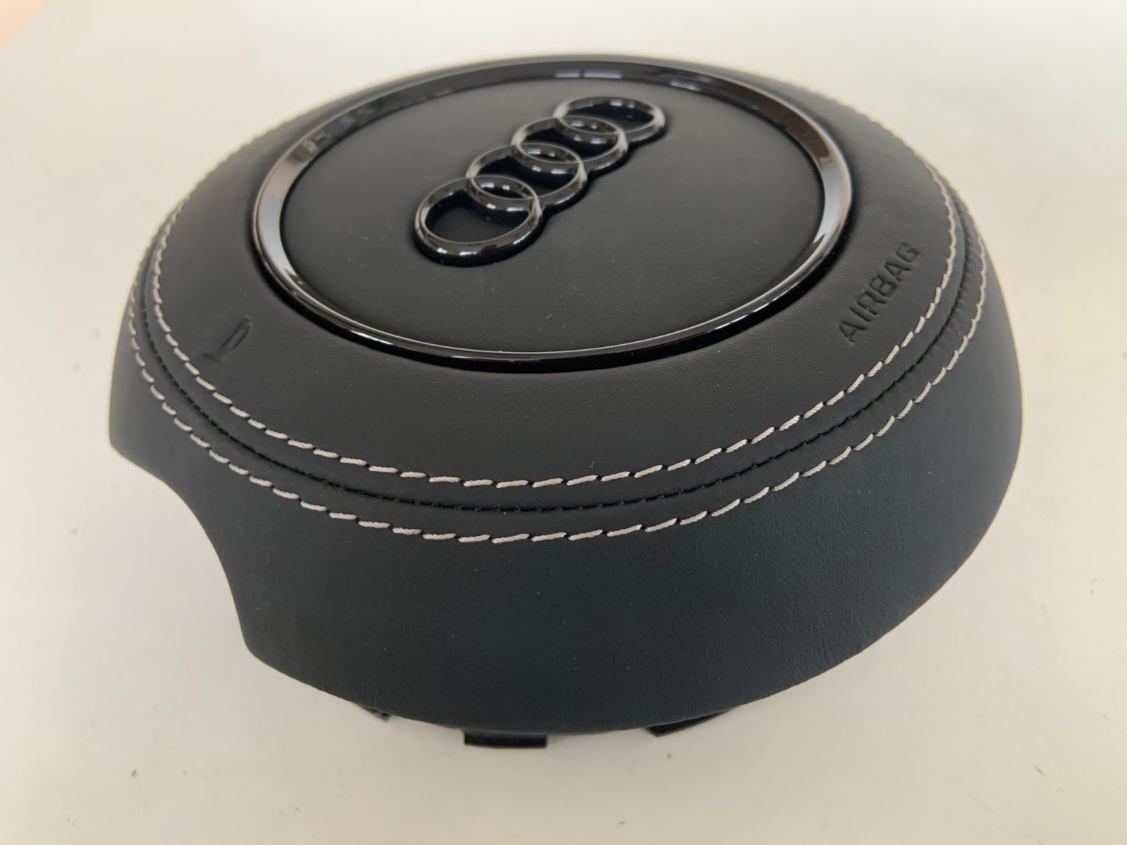 Audi A8 vairo oro pagalvės dangtelis