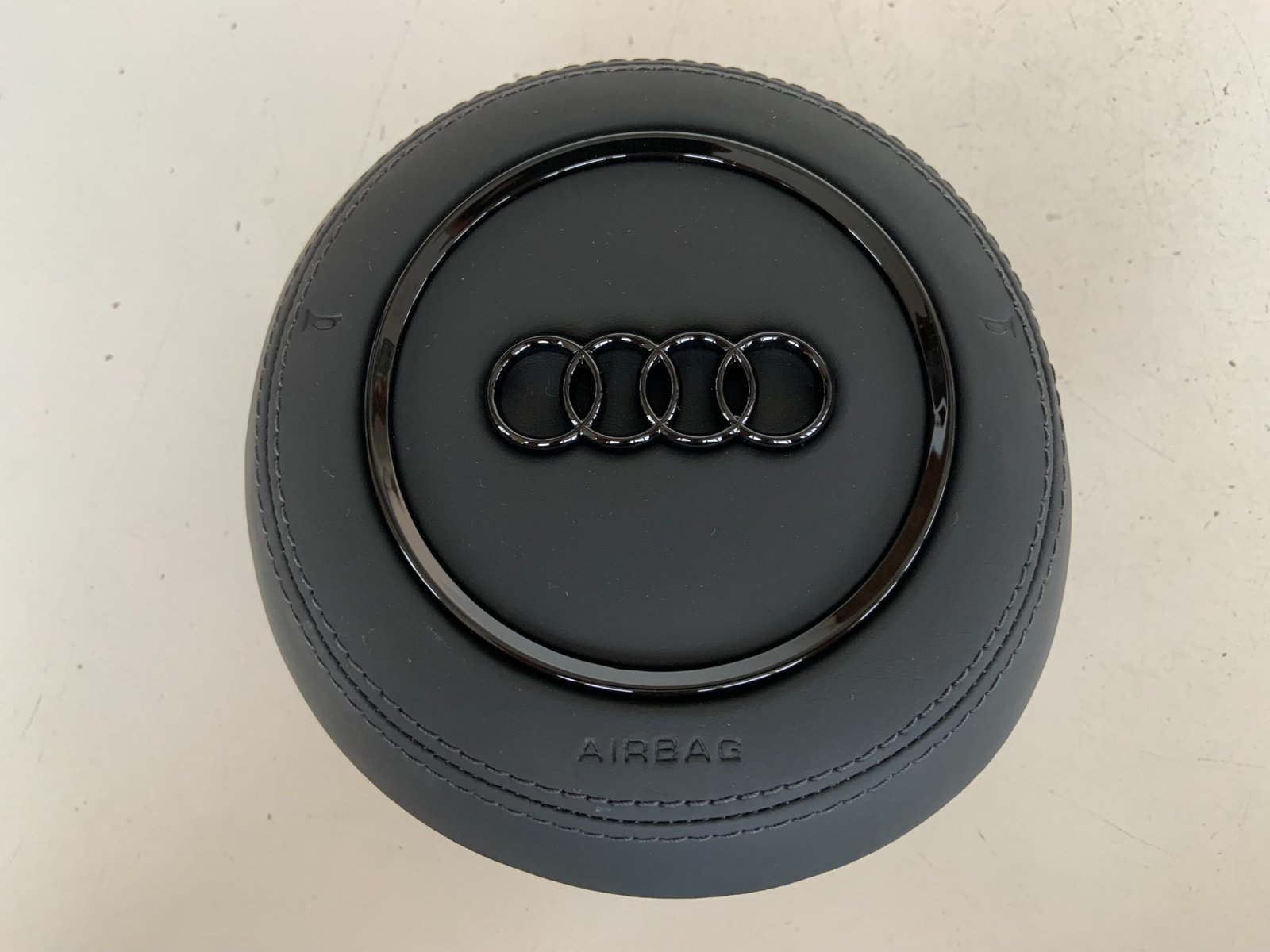 Audi A8 vairo oro pagalvės dangtelis
