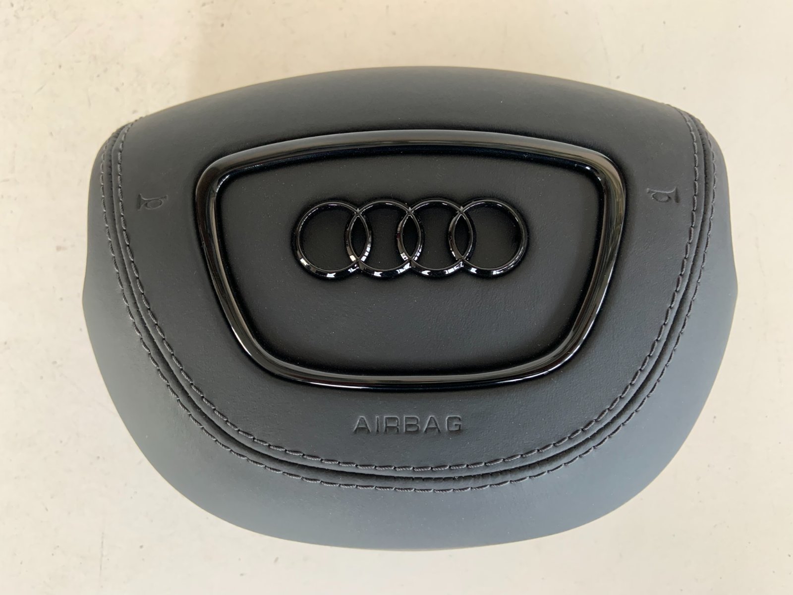 Audi A8 vairo oro pagalvės dangtelis