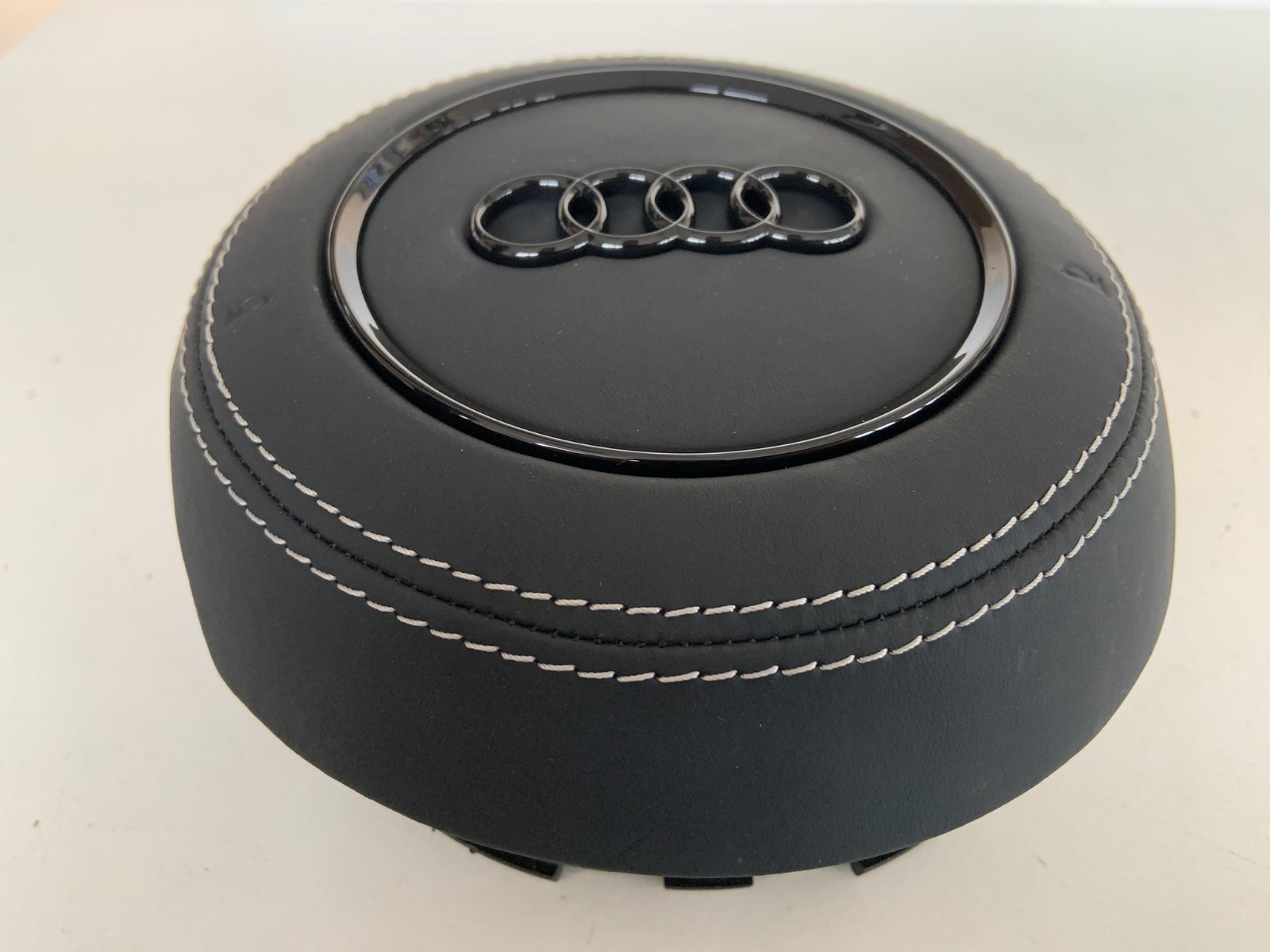 Audi A8 vairo oro pagalvės dangtelis