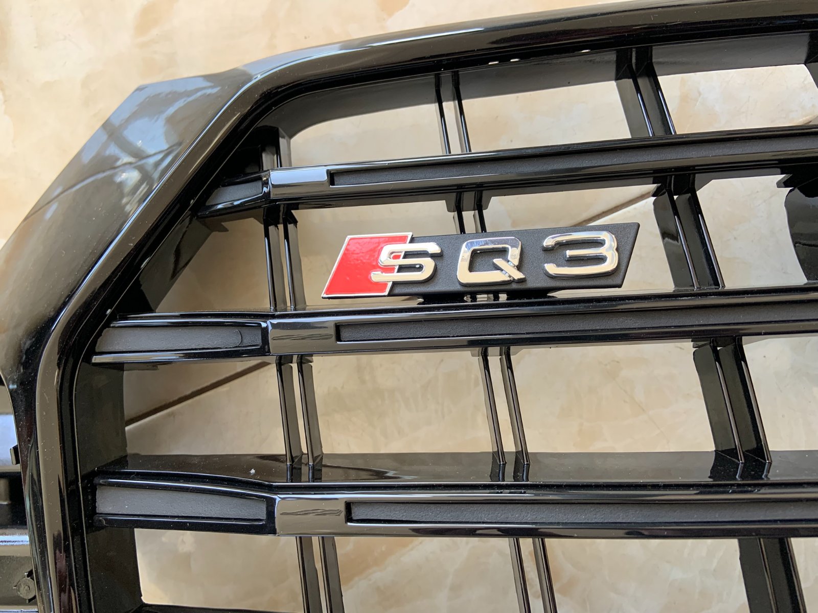 Audi Q3 SQ3 Centrinės grotelės