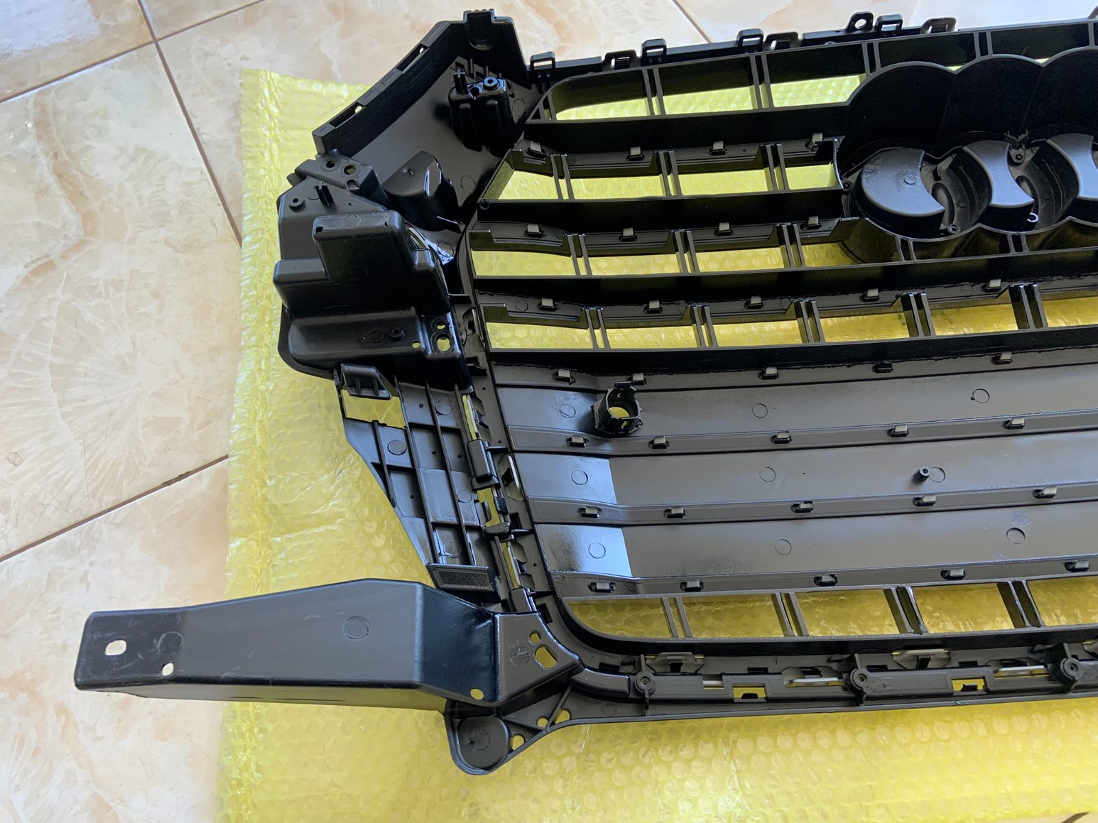 Audi Q3 SQ3 Centrinės grotelės