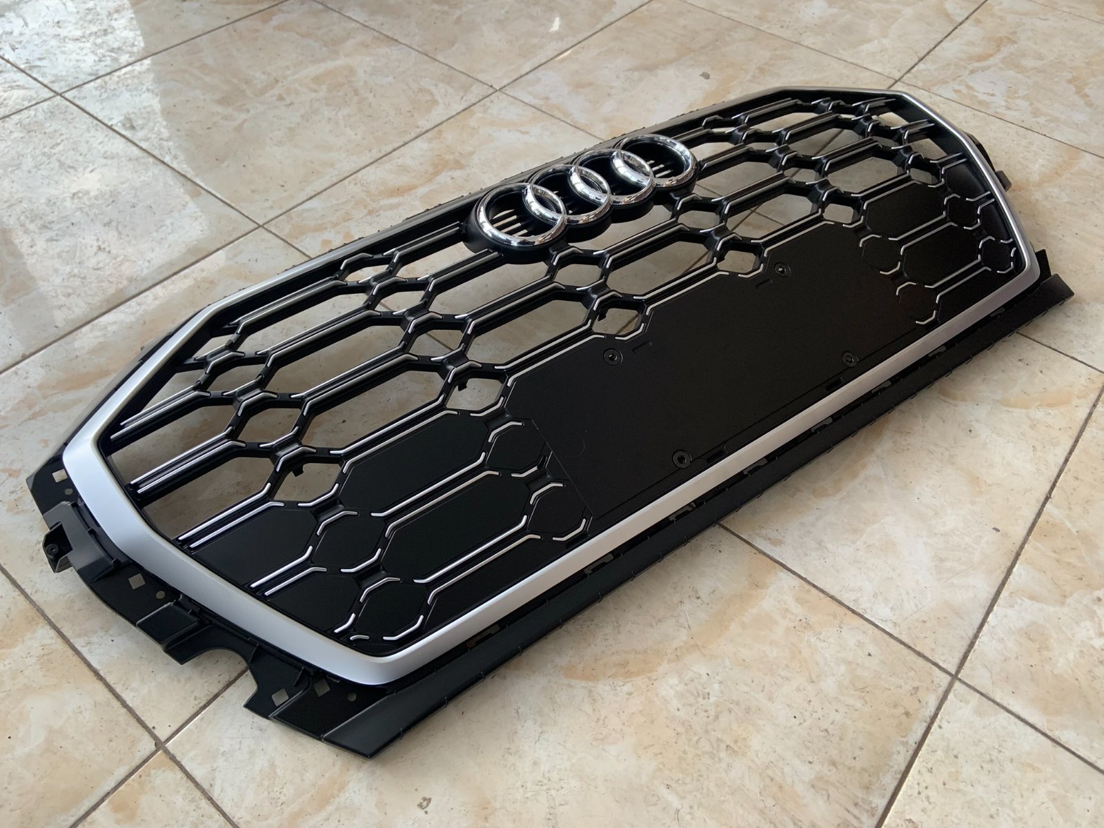 Audi Q5 SQ5 Centrinės grotelės