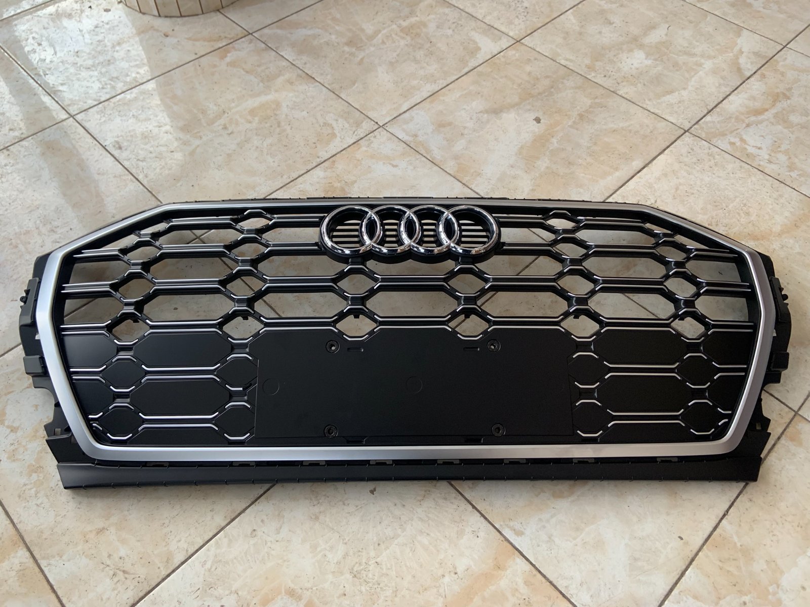 Audi Q5 SQ5 Centrinės grotelės