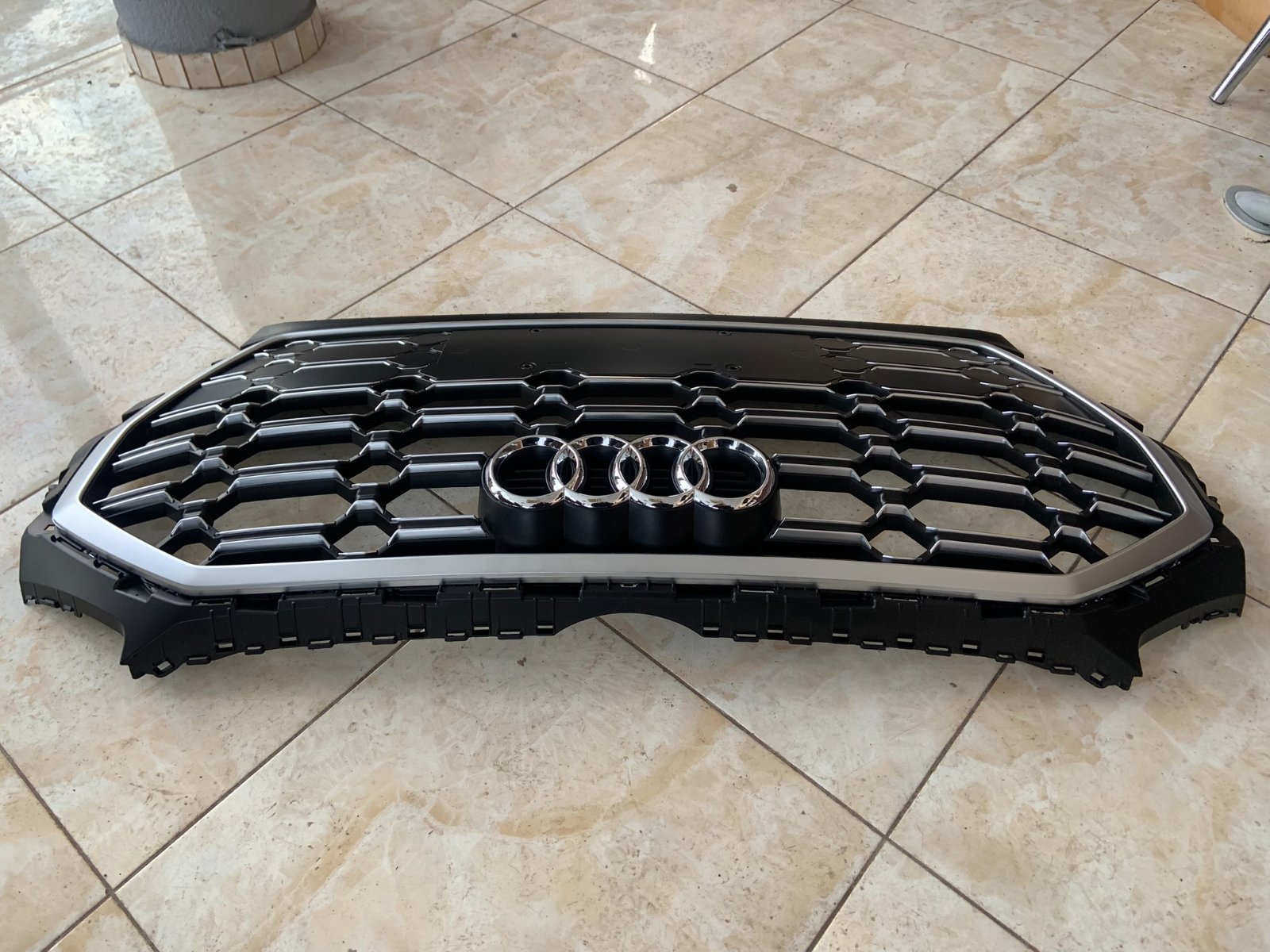 Audi Q5 SQ5 Centrinės grotelės