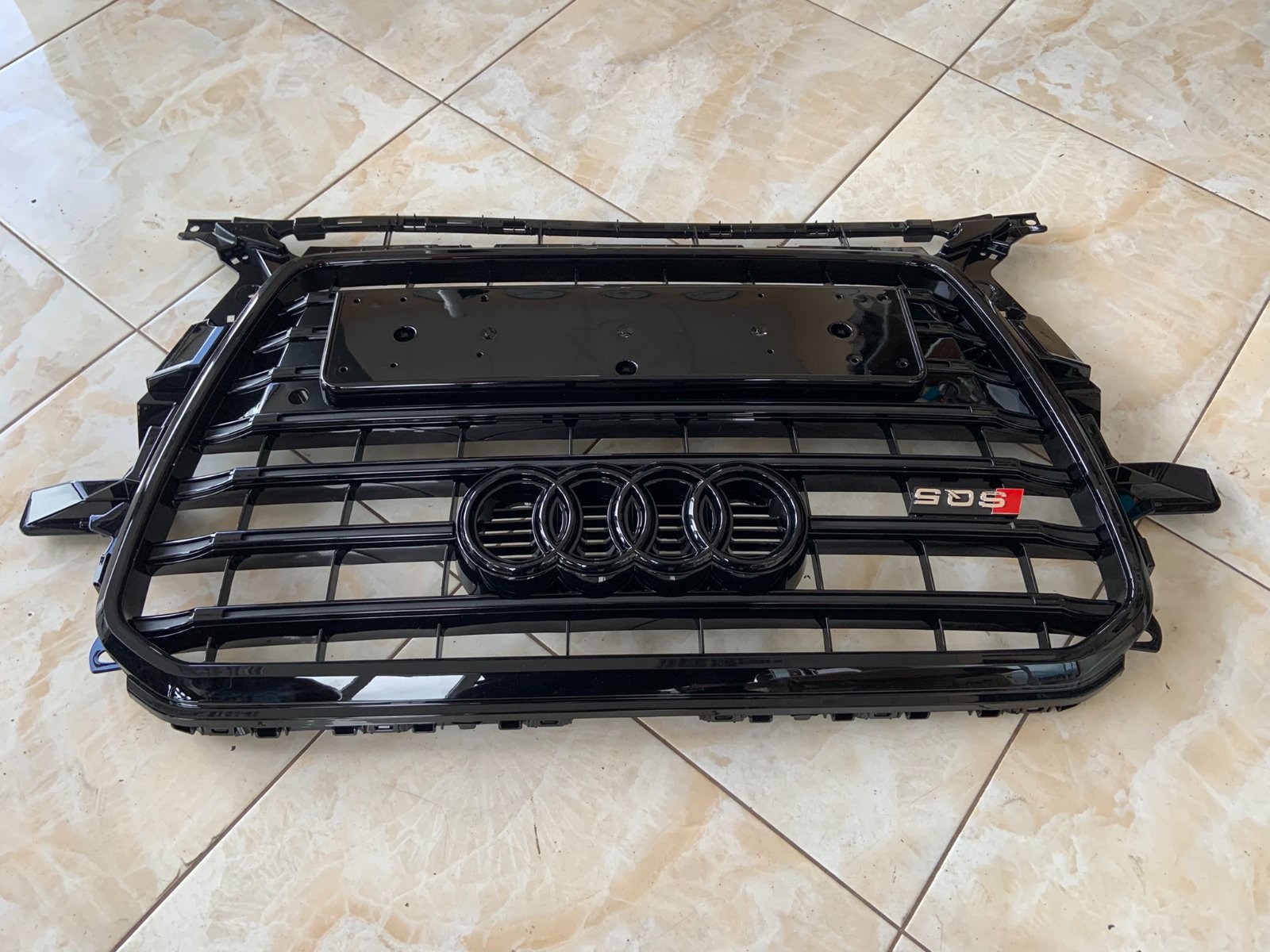 Audi Q5 Basic Centrinės grotelės SQ5 Style blizgios