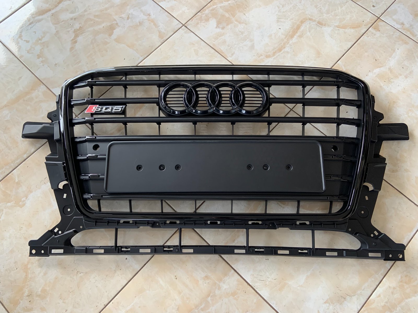 Audi Q5 Basic Centrinės grotelės SQ5 Style matinės