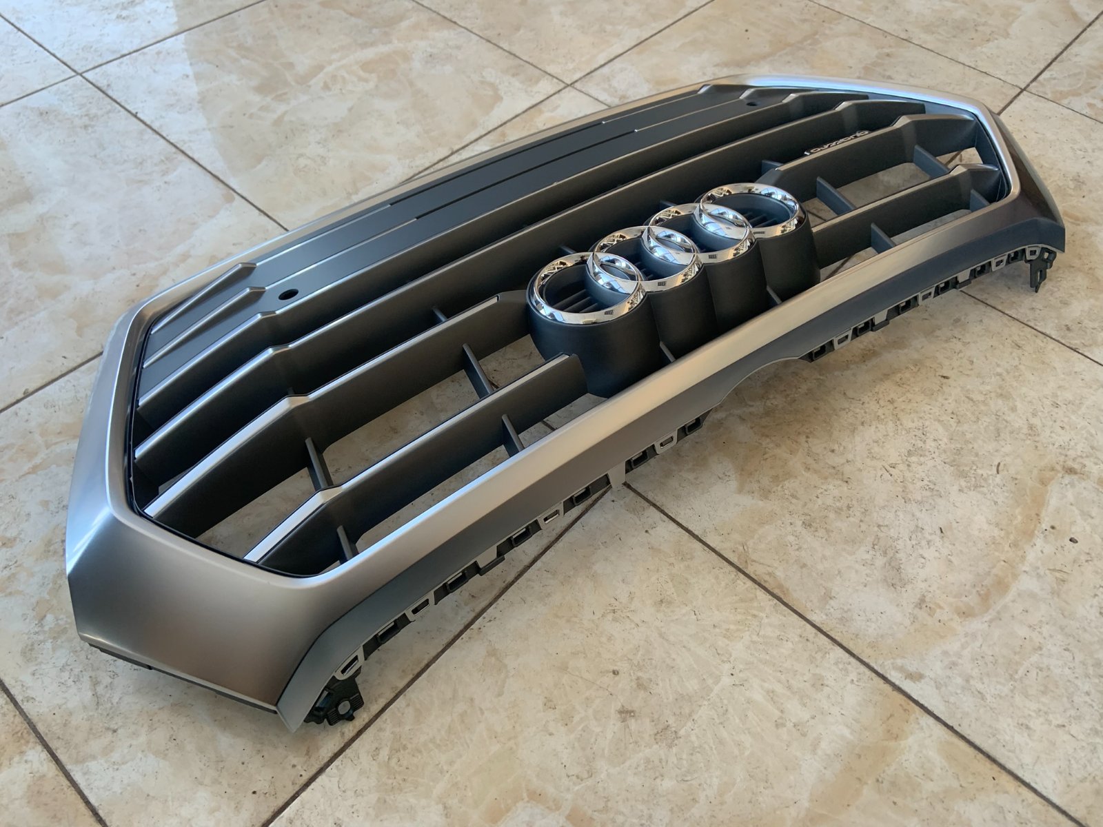 Audi Q5 Centrinės grotelės