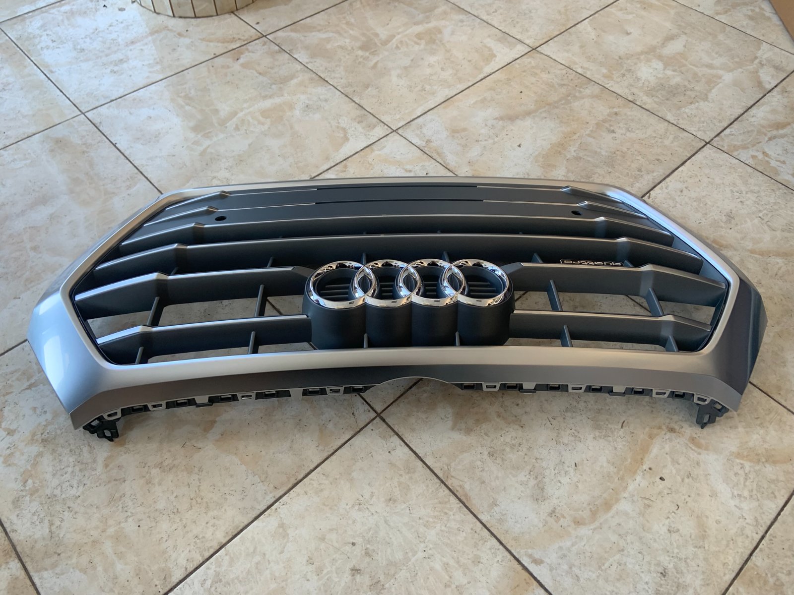 Audi Q5 Centrinės grotelės