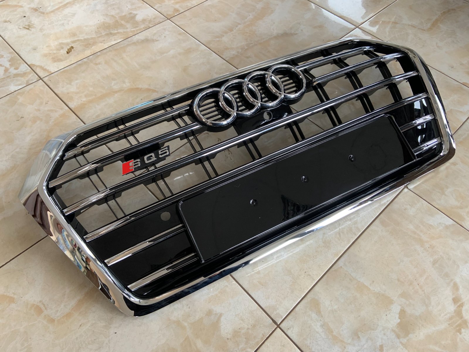 Audi Q5 SQ5 Centrinės grotelės