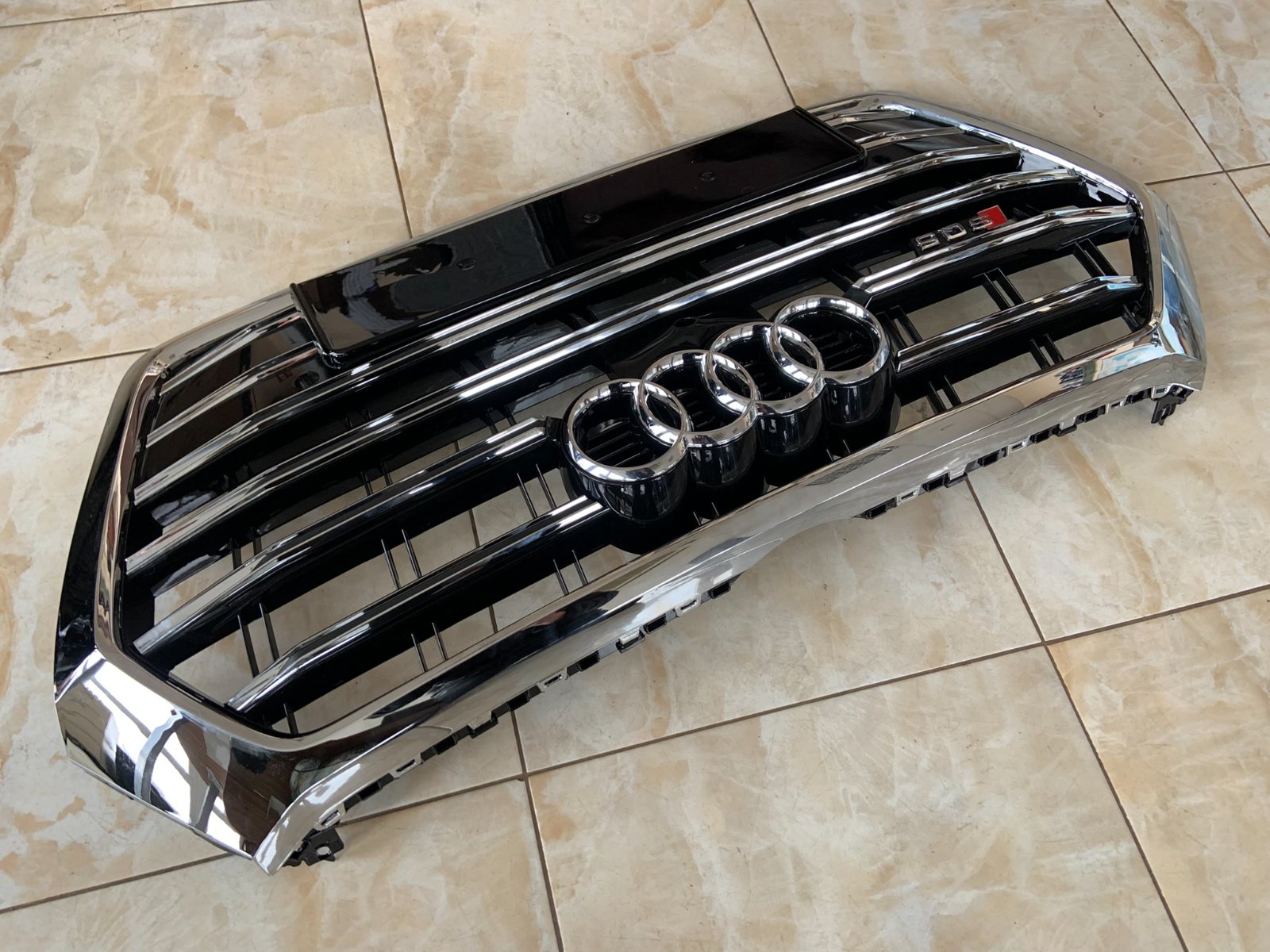 Audi Q5 SQ5 Centrinės grotelės