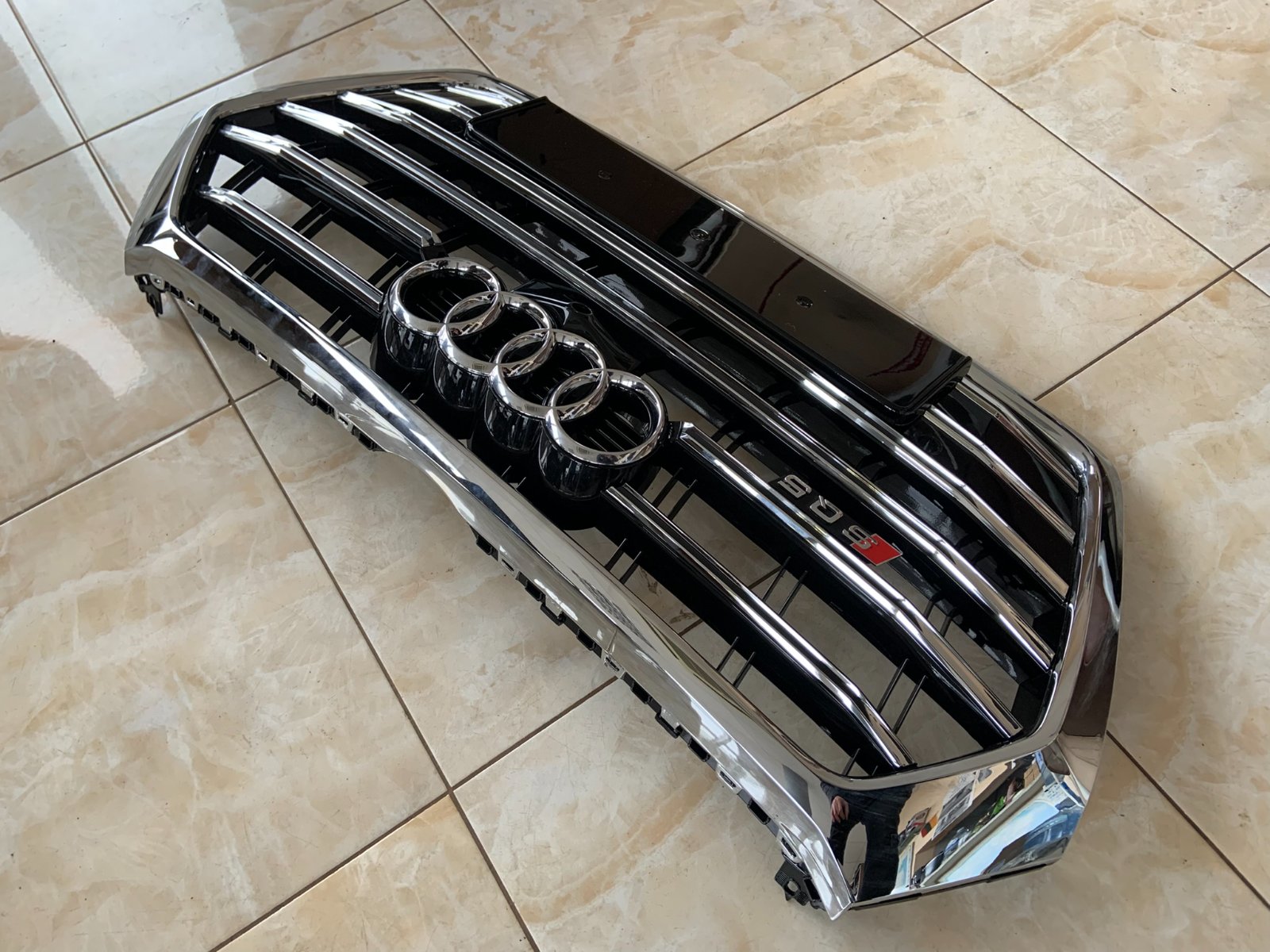 Audi Q5 SQ5 Centrinės grotelės
