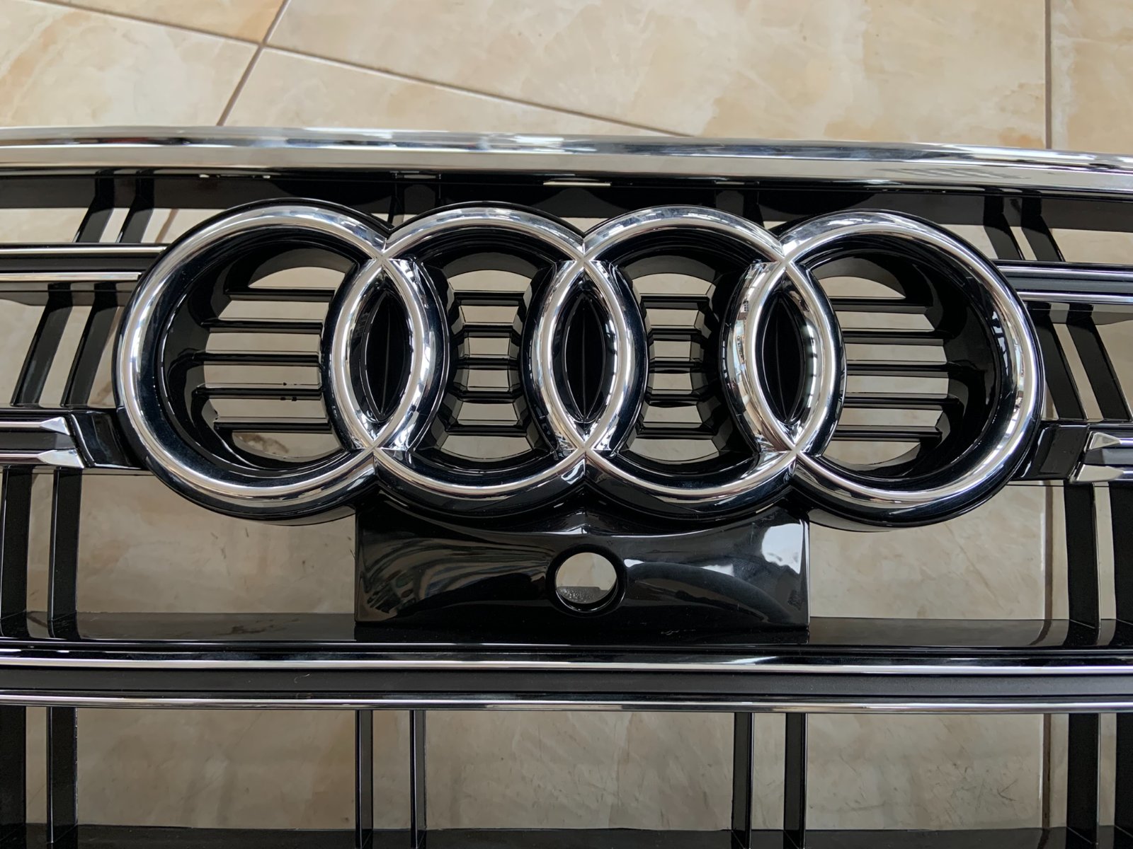 Audi Q5 SQ5 Centrinės grotelės