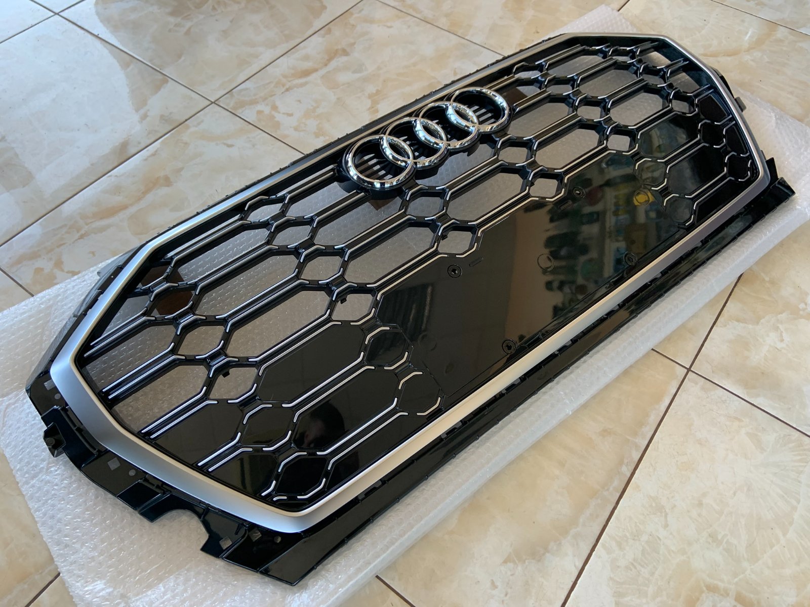 Audi Q5 SQ5 Centrinės grotelės
