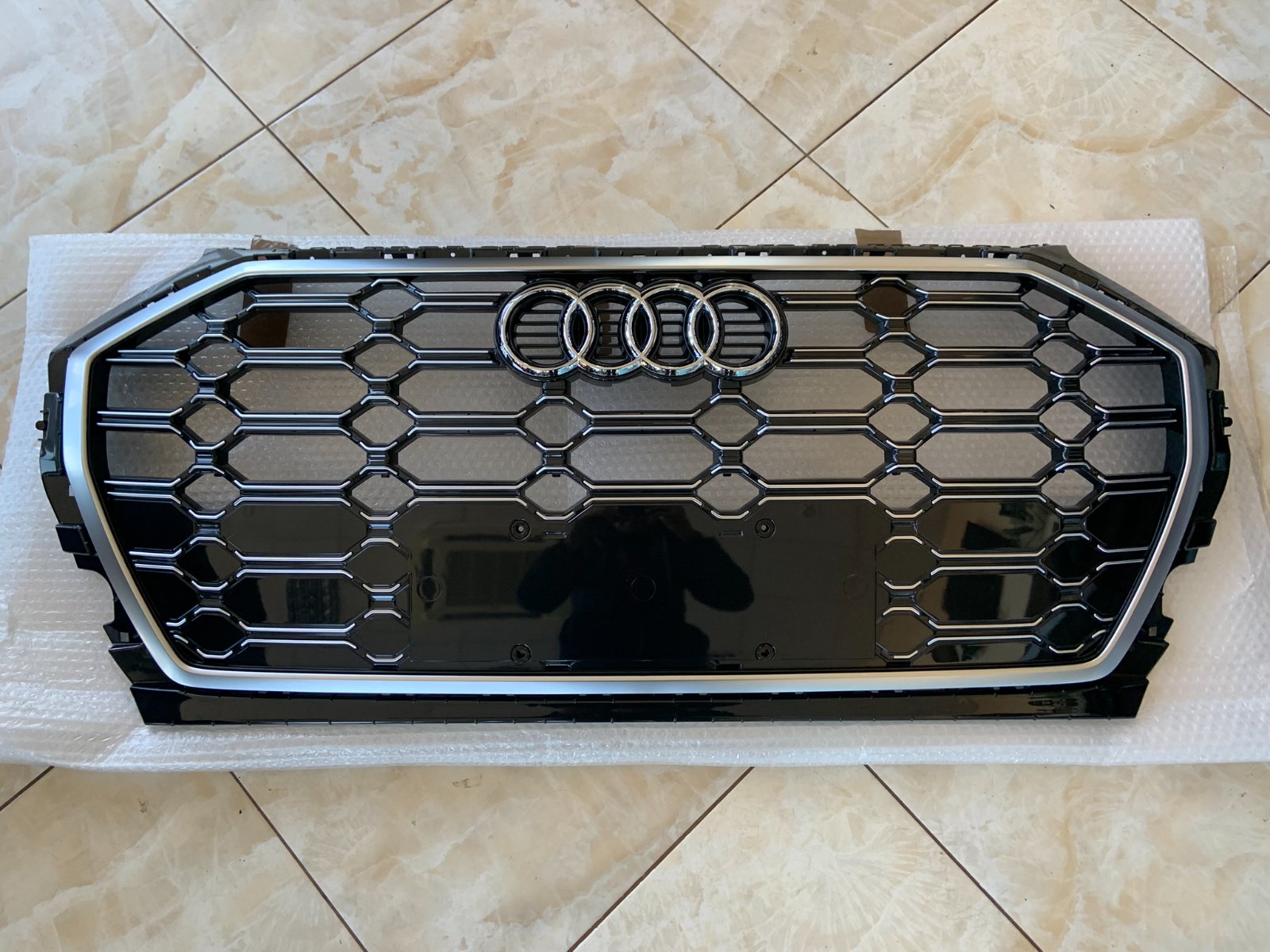 Audi Q5 SQ5 Centrinės grotelės