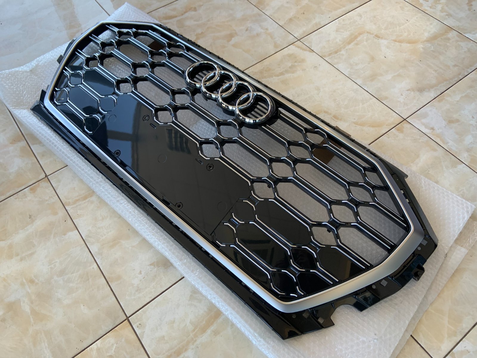 Audi Q5 SQ5 Centrinės grotelės