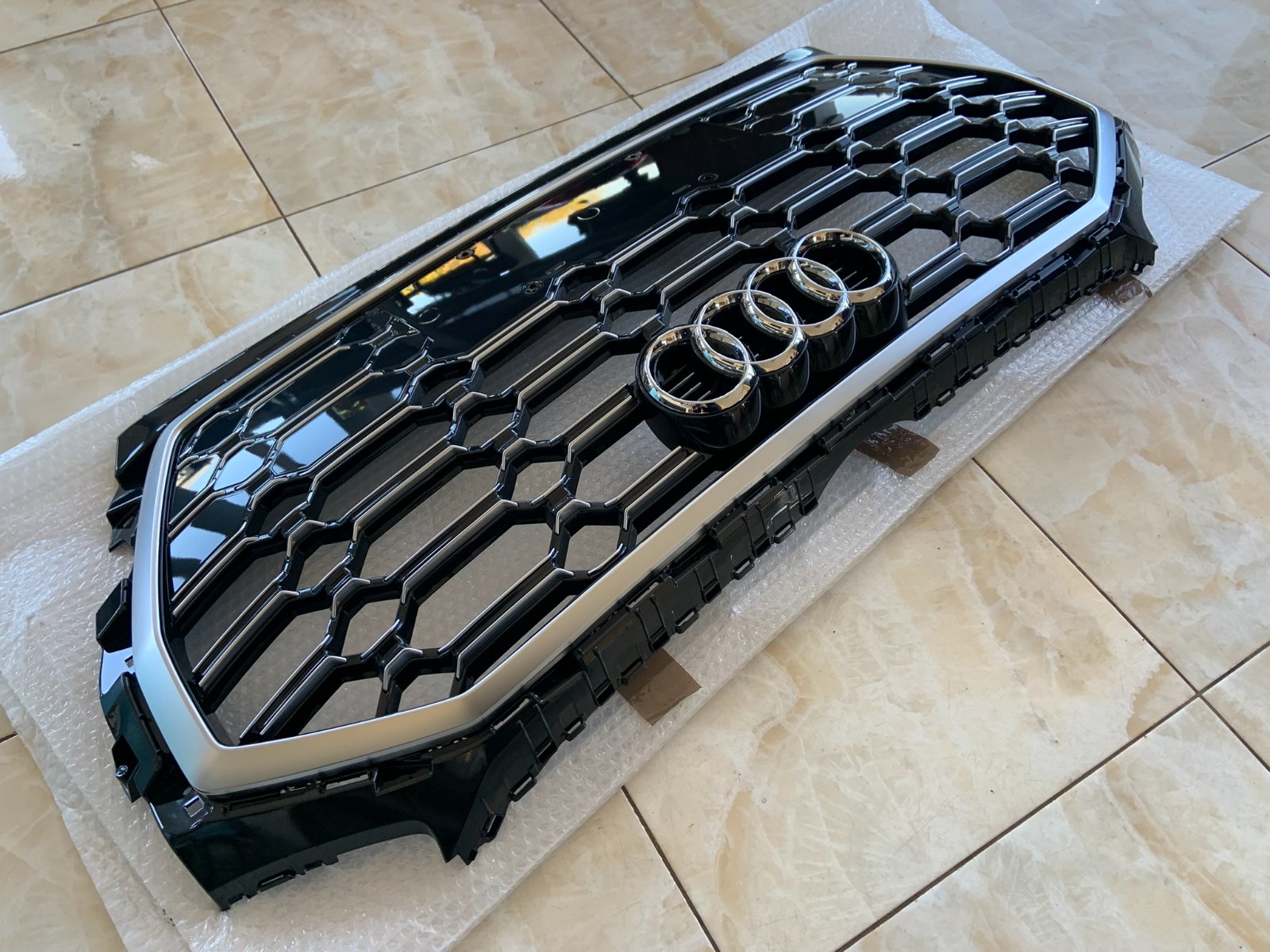 Audi Q5 SQ5 Centrinės grotelės
