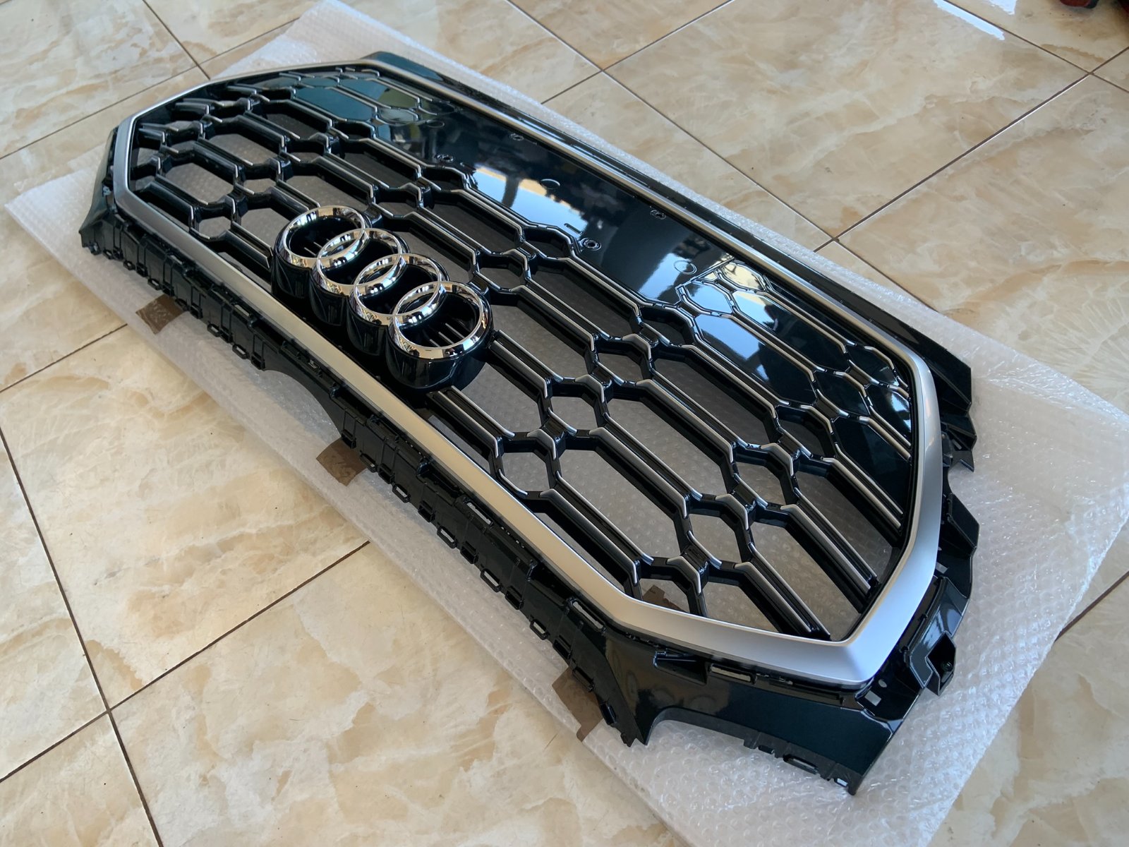 Audi Q5 SQ5 Centrinės grotelės