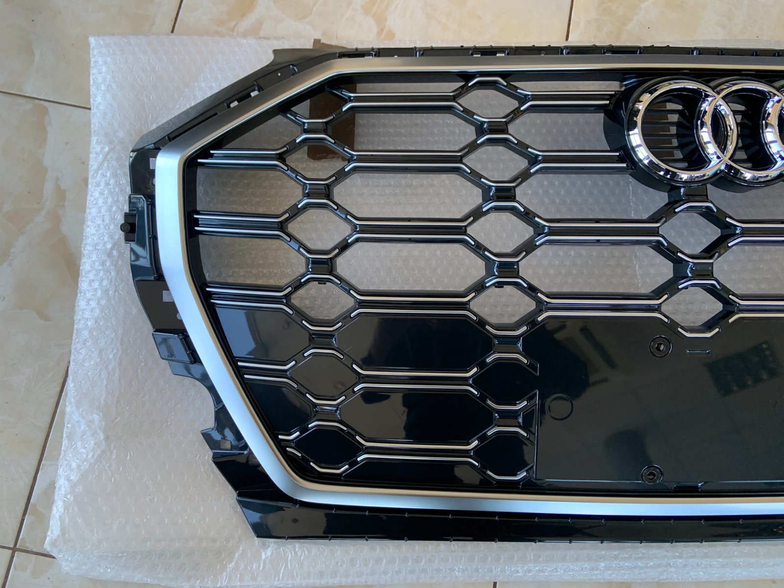 Audi Q5 SQ5 Centrinės grotelės