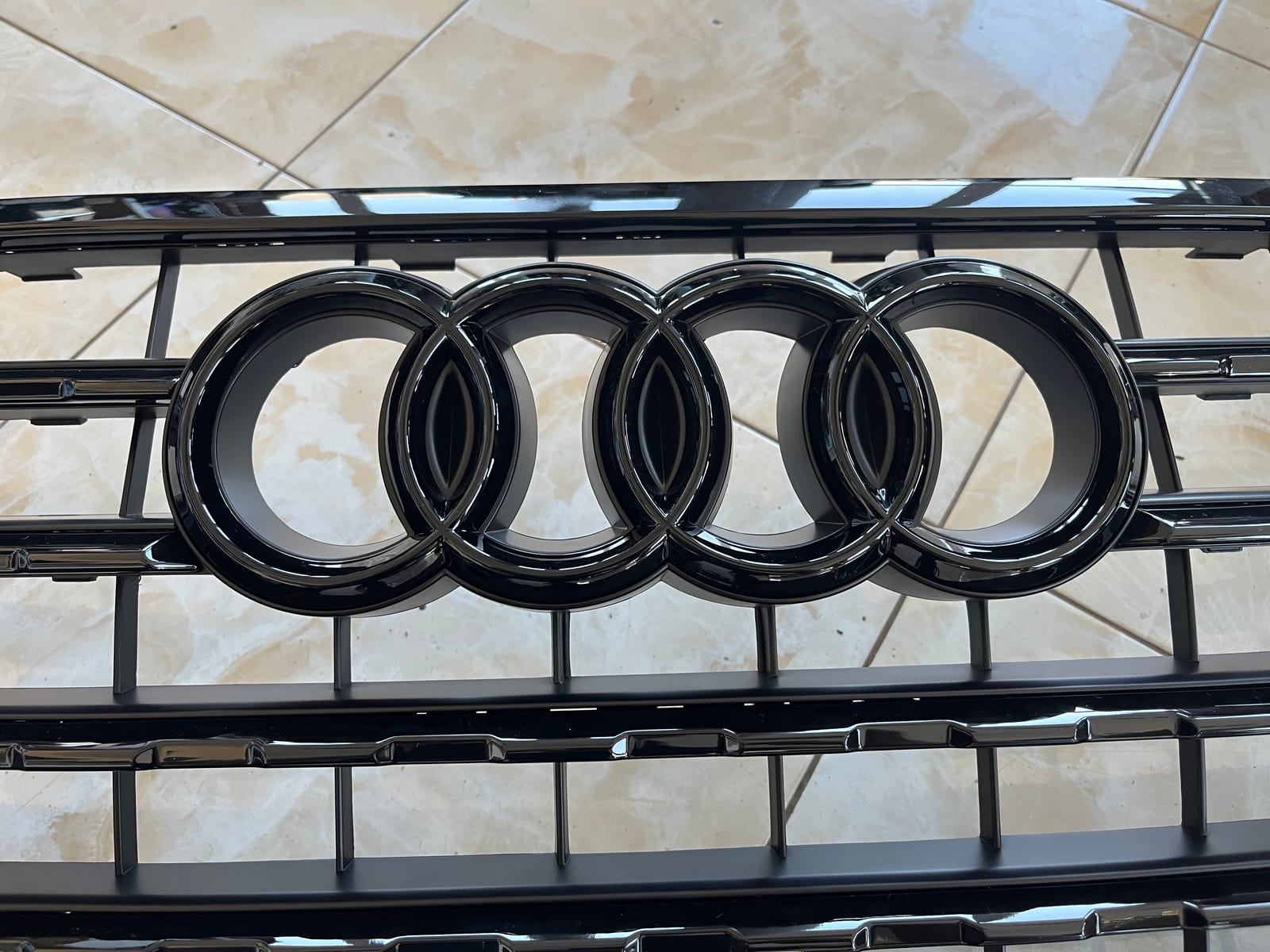 Audi Q7 Q7 Centrinės grotelės