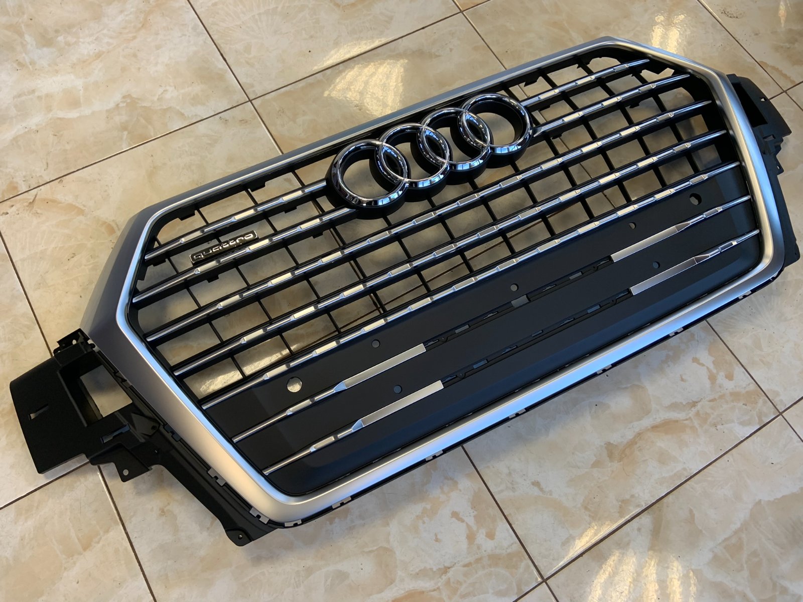 Audi Q7 Q7 Centrinės grotelės