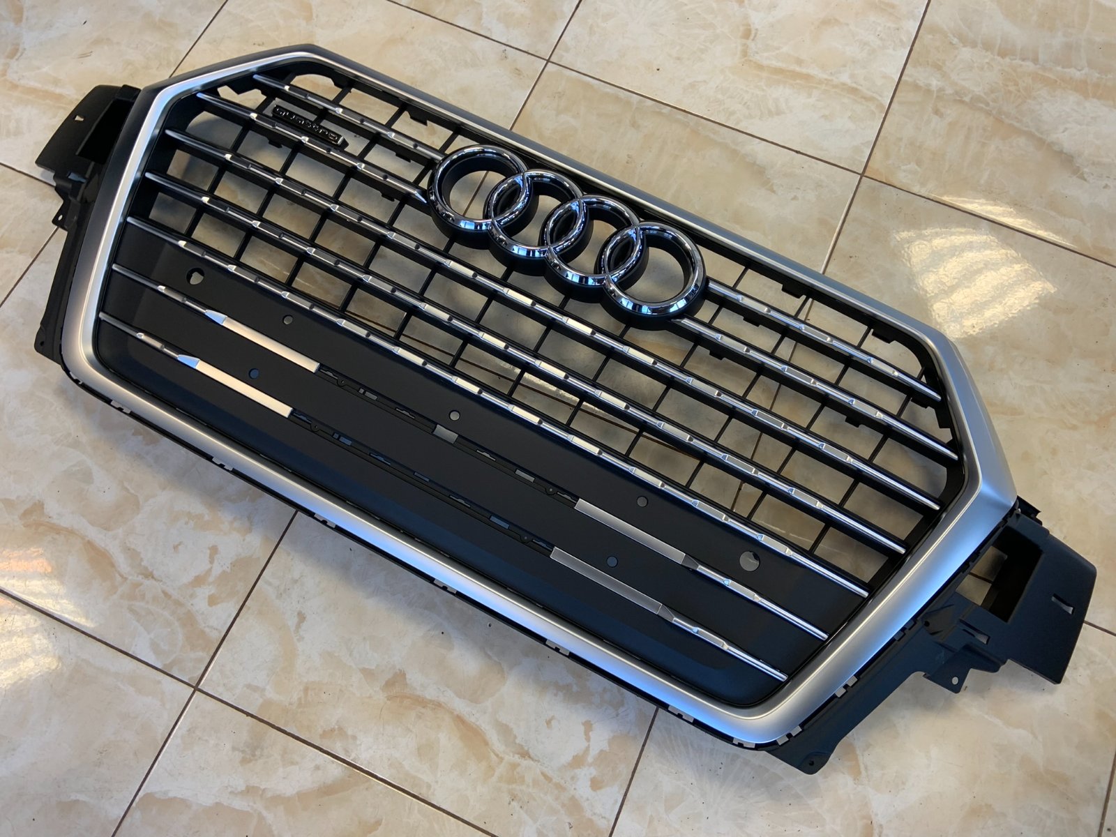 Audi Q7 Q7 Centrinės grotelės