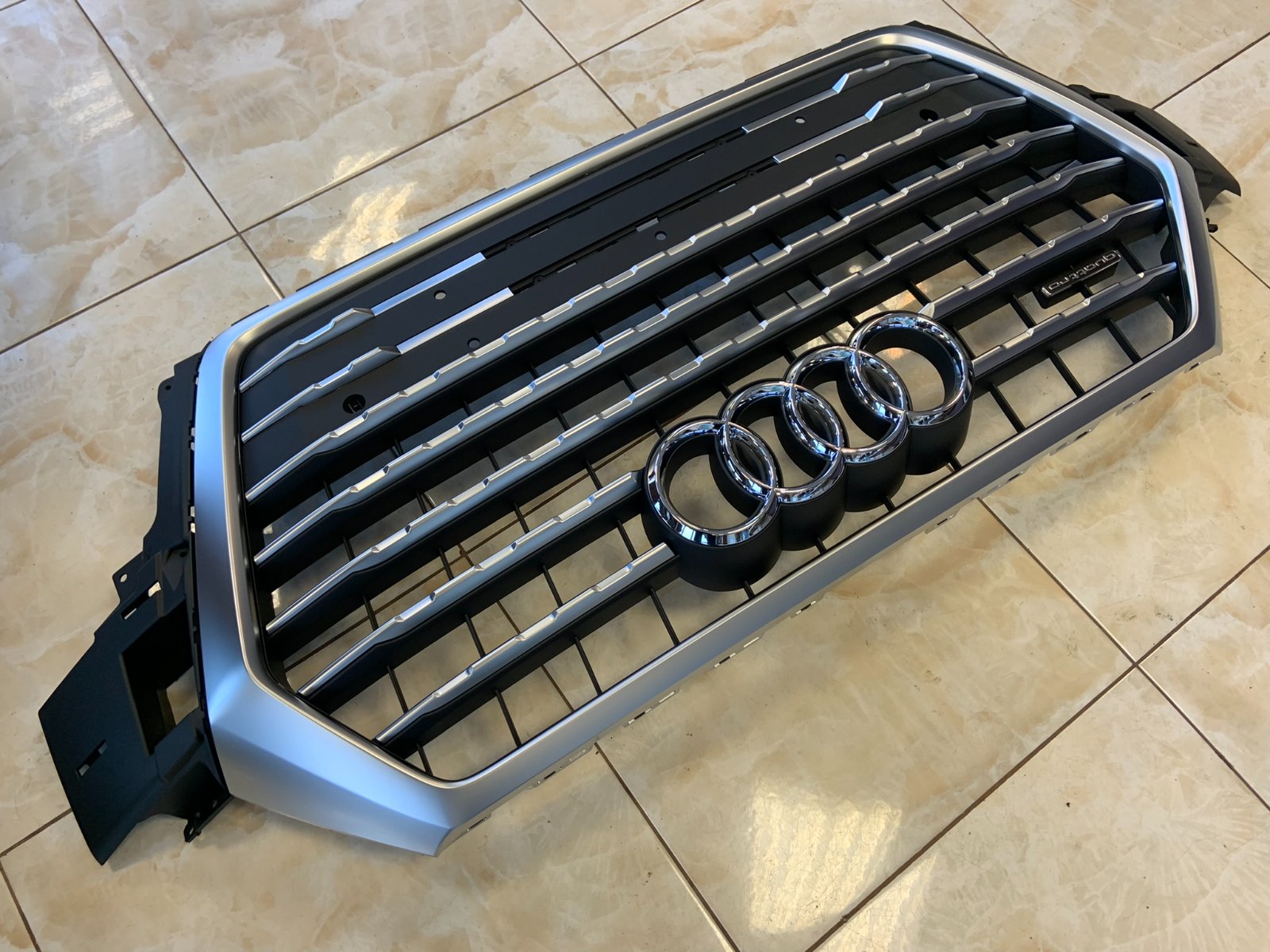 Audi Q7 Q7 Centrinės grotelės