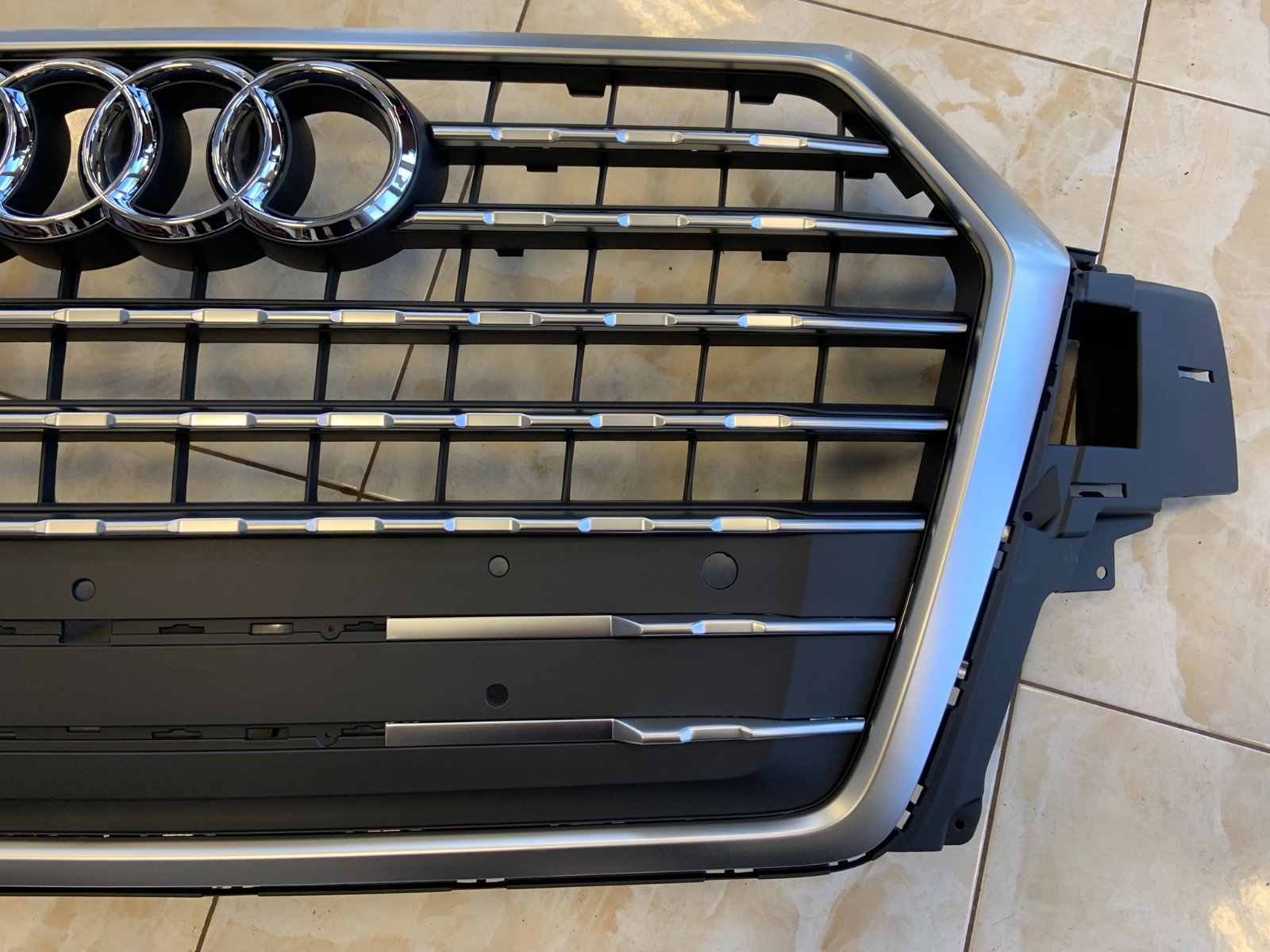 Audi Q7 Q7 Centrinės grotelės
