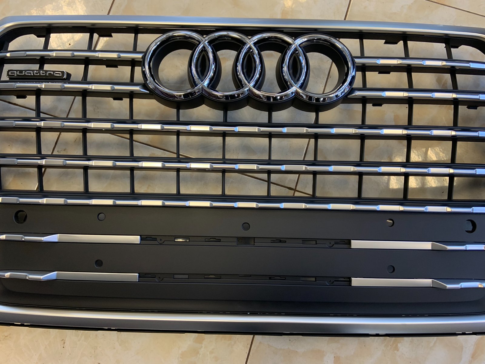 Audi Q7 Q7 Centrinės grotelės