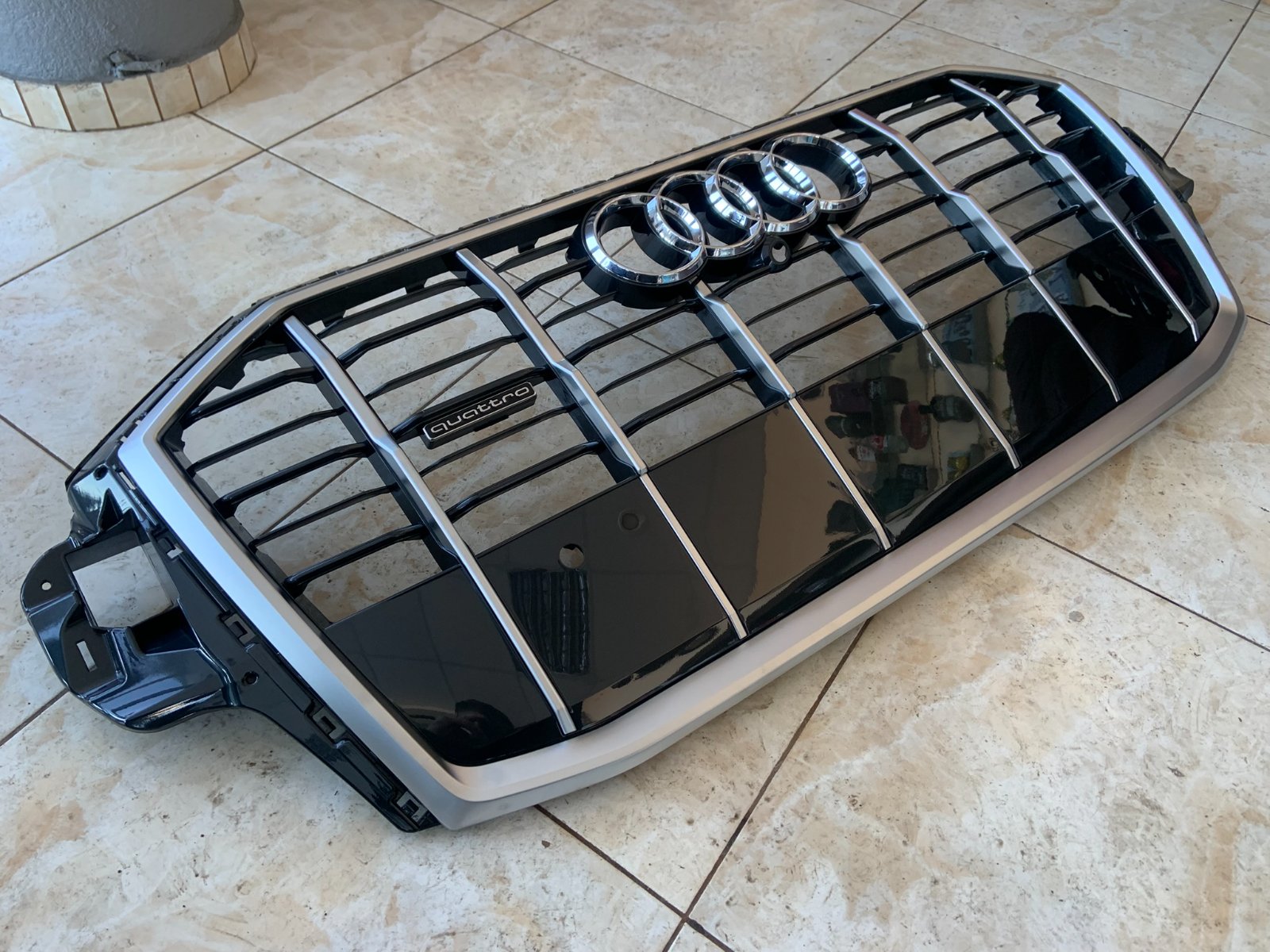 Audi Q7 Centrinės grotelės